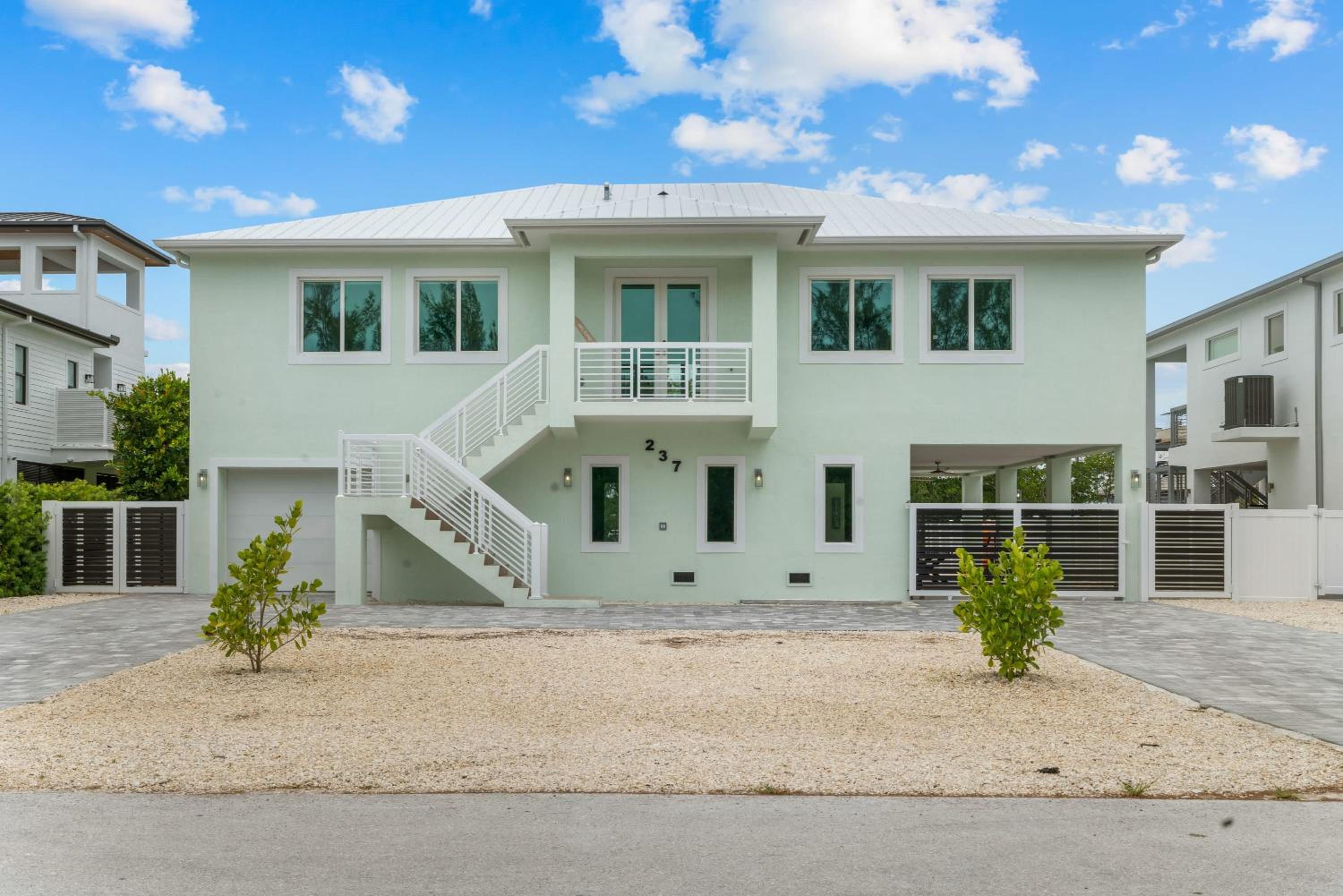 Emerald Oasis Deluxe Waterfront Gem, Heated Pool with Dock