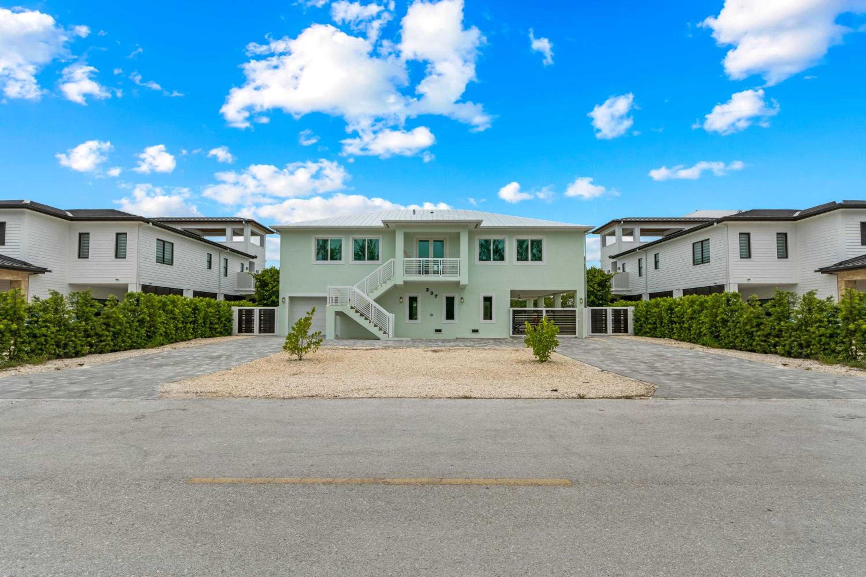 Emerald Oasis Deluxe Waterfront Gem, Heated Pool with Dock