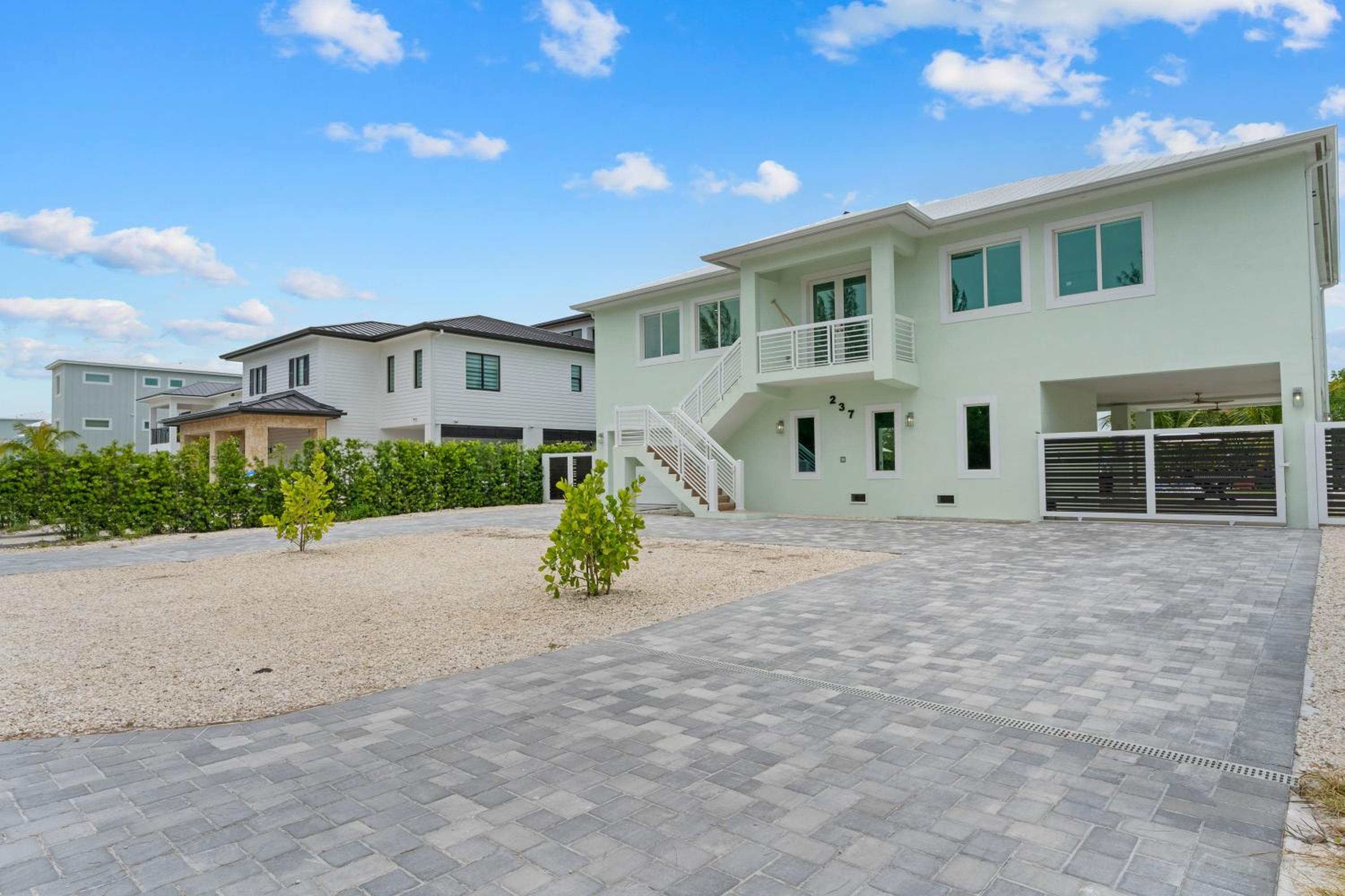 Emerald Oasis Deluxe Waterfront Gem, Heated Pool with Dock