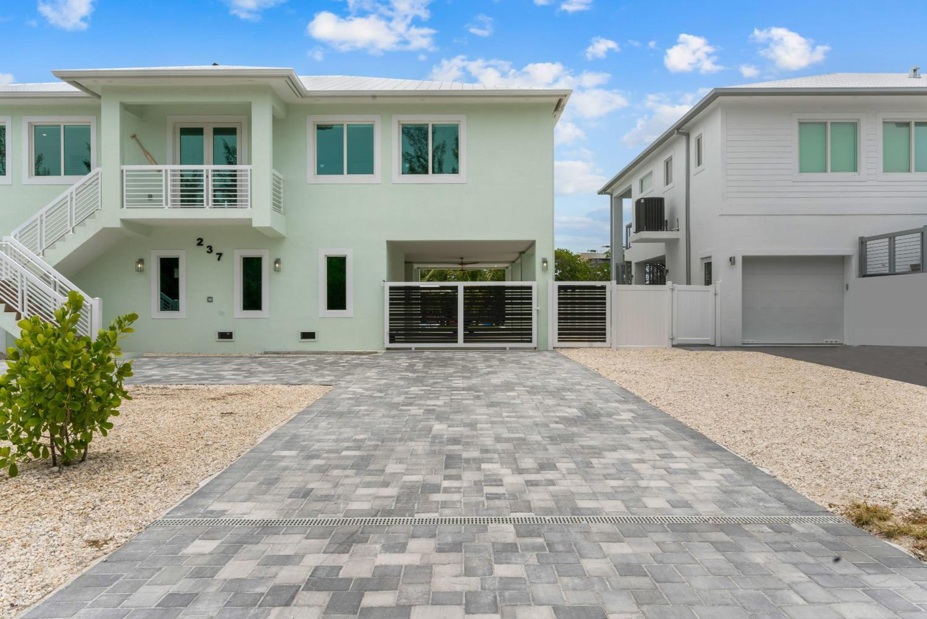 Emerald Oasis Deluxe Waterfront Gem, Heated Pool with Dock