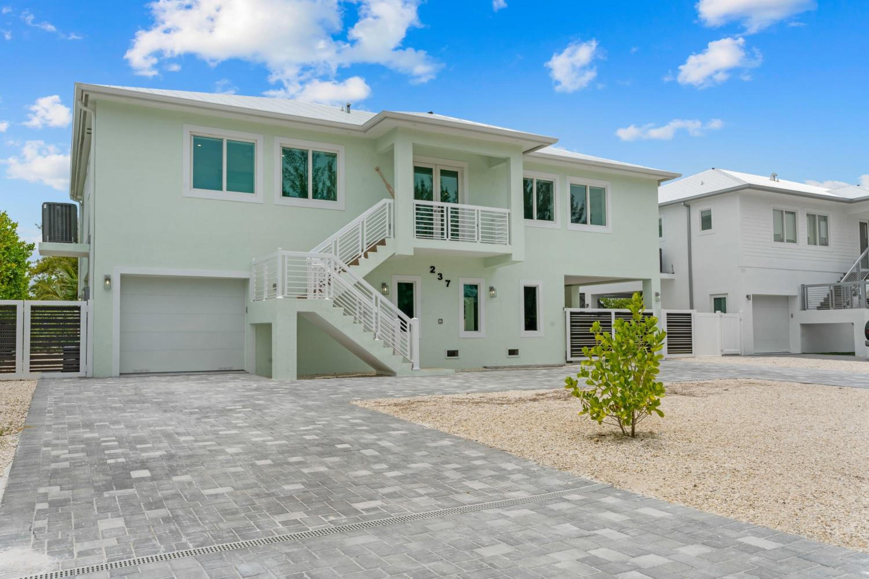 Emerald Oasis Deluxe Waterfront Gem, Heated Pool with Dock