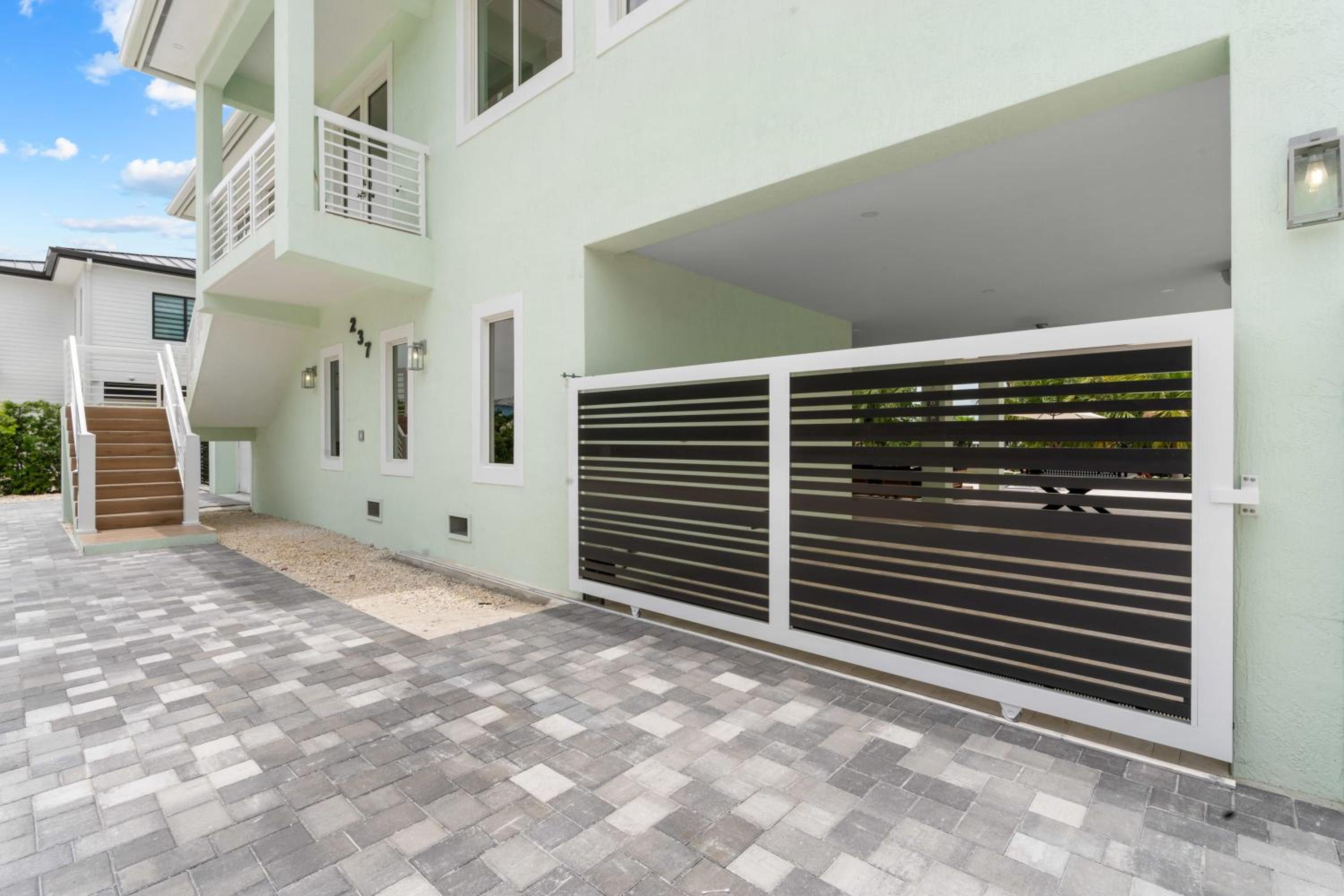 Emerald Oasis Deluxe Waterfront Gem, Heated Pool with Dock