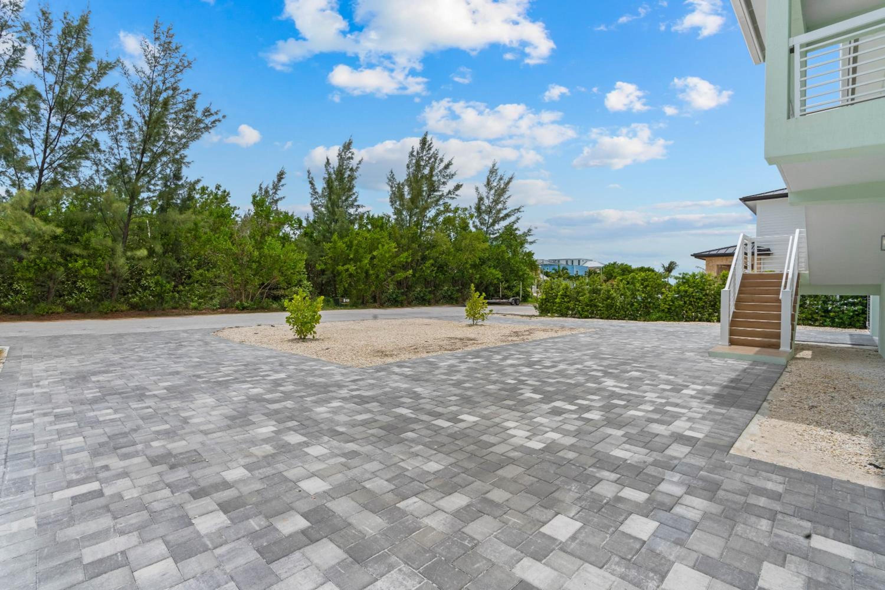 Emerald Oasis Deluxe Waterfront Gem, Heated Pool with Dock