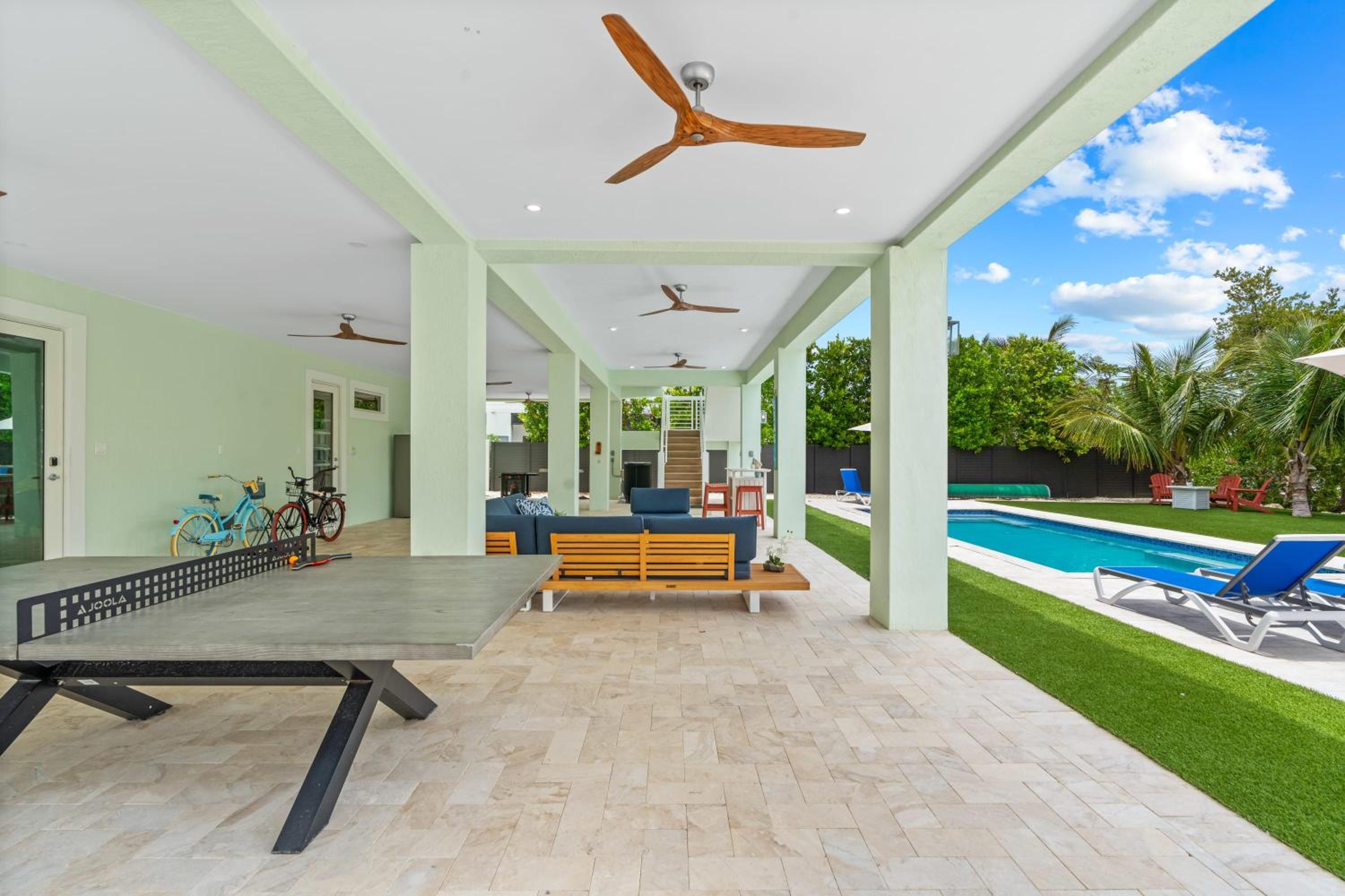 Emerald Oasis Deluxe Waterfront Gem, Heated Pool with Dock