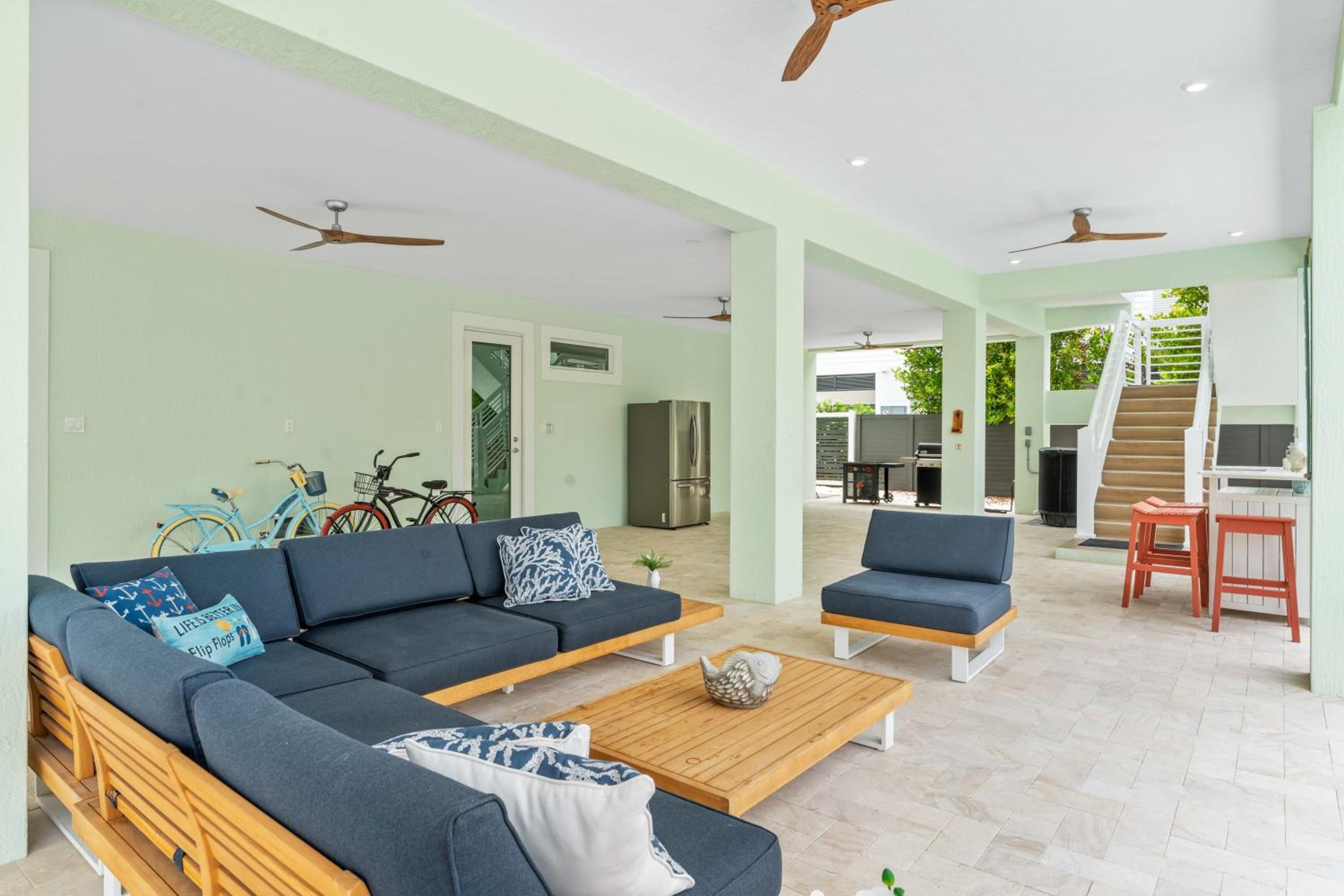 Emerald Oasis Deluxe Waterfront Gem, Heated Pool with Dock