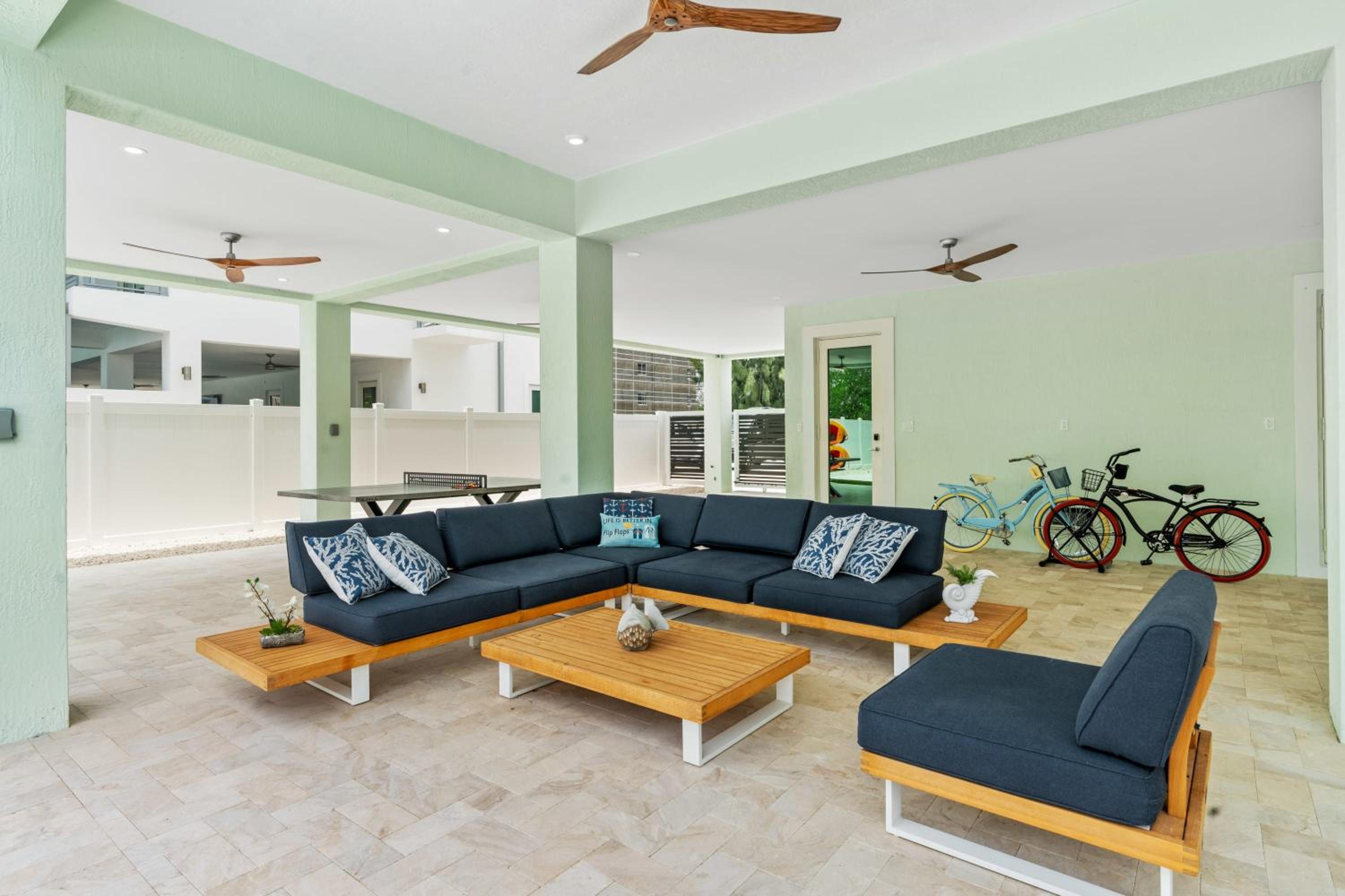 Emerald Oasis Deluxe Waterfront Gem, Heated Pool with Dock