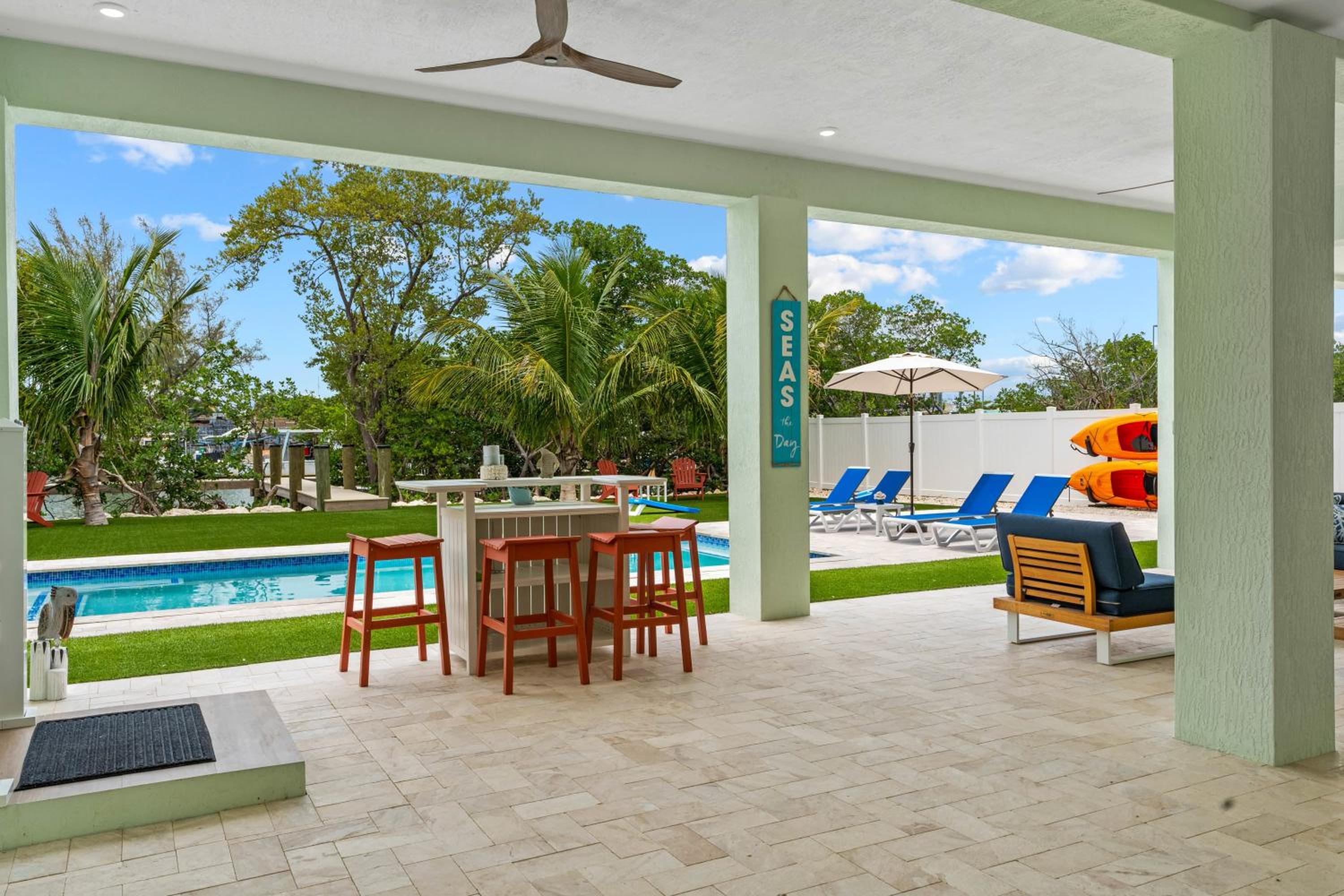 Emerald Oasis Deluxe Waterfront Gem, Heated Pool with Dock