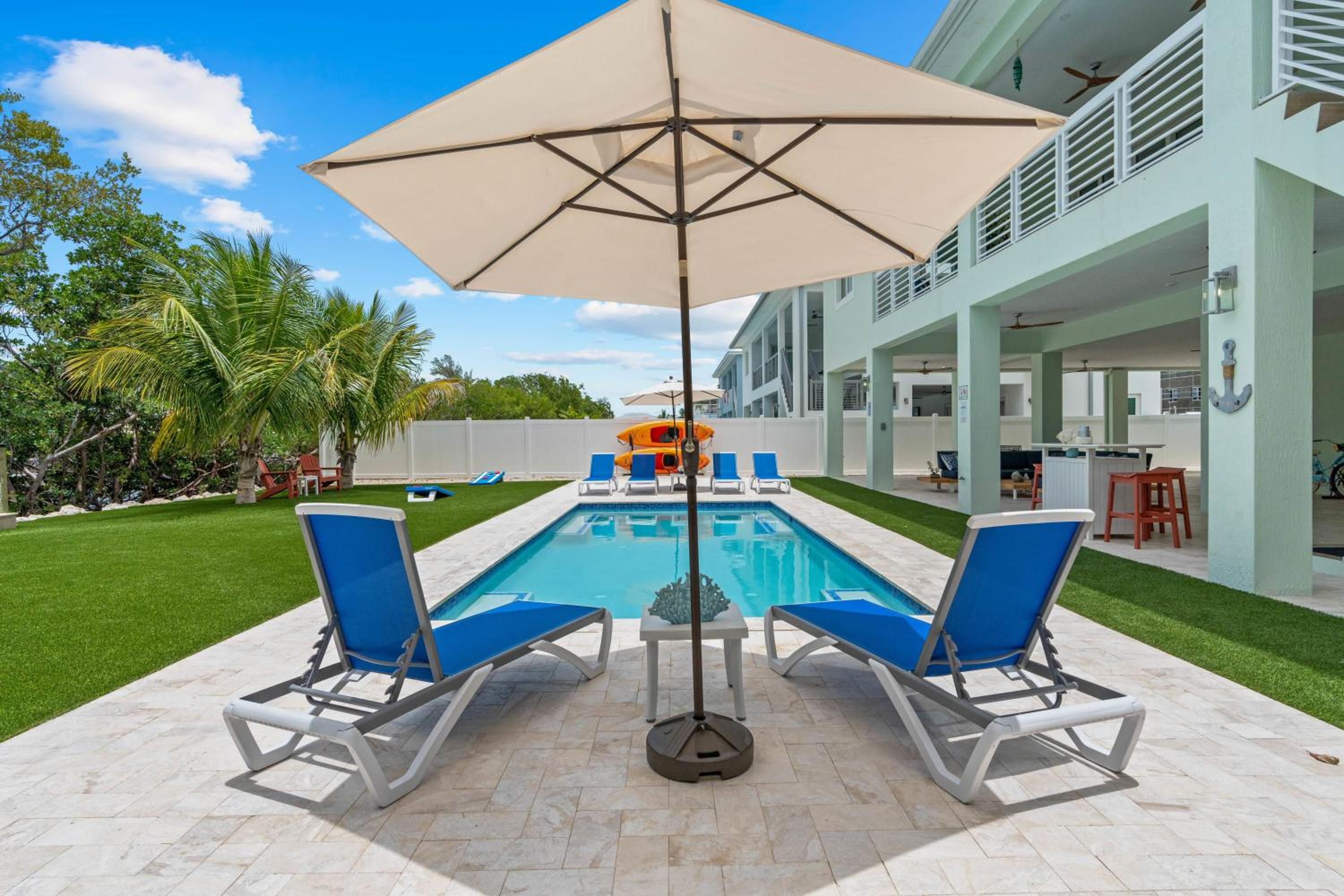 Emerald Oasis Deluxe Waterfront Gem, Heated Pool with Dock