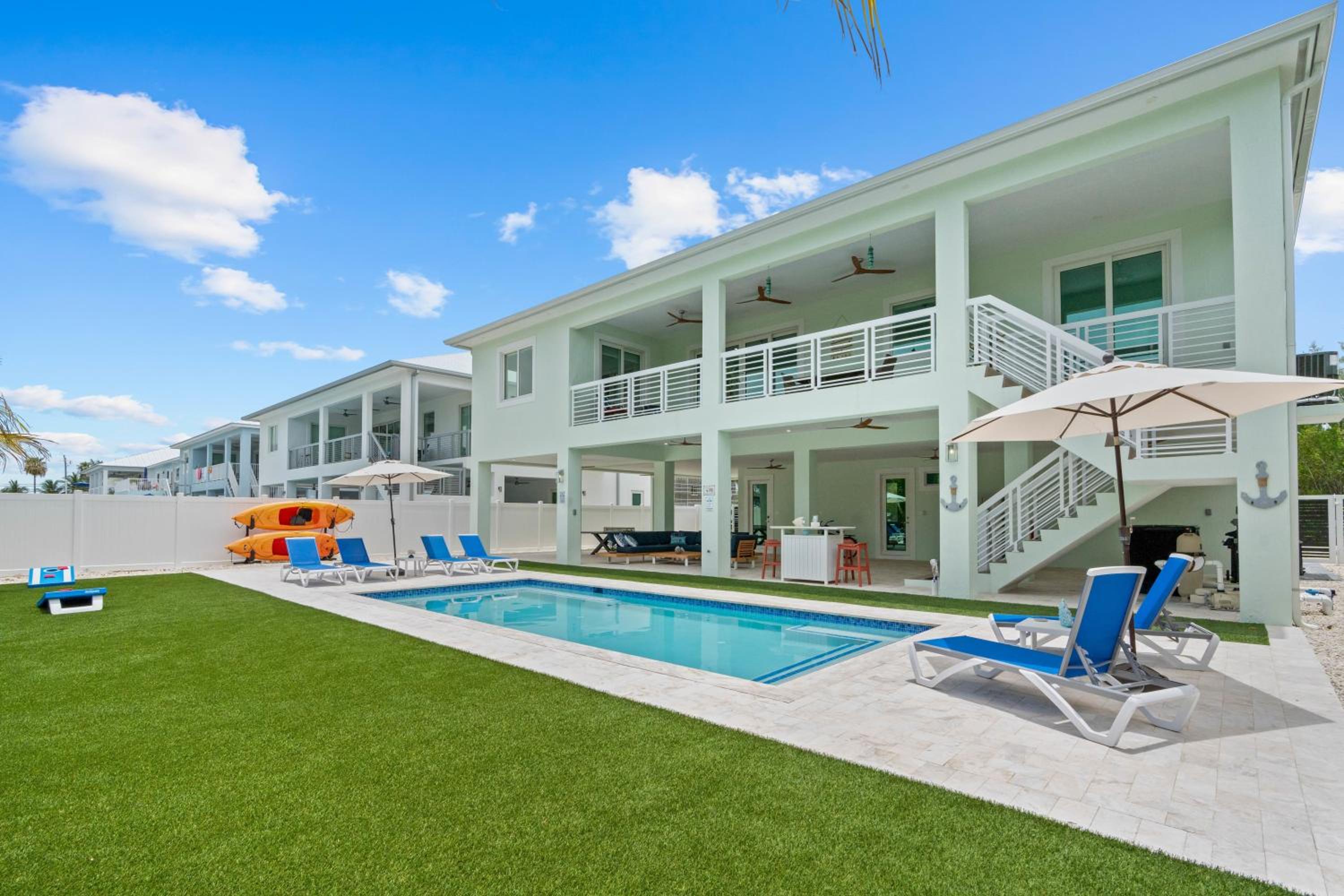 Emerald Oasis Deluxe Waterfront Gem, Heated Pool with Dock