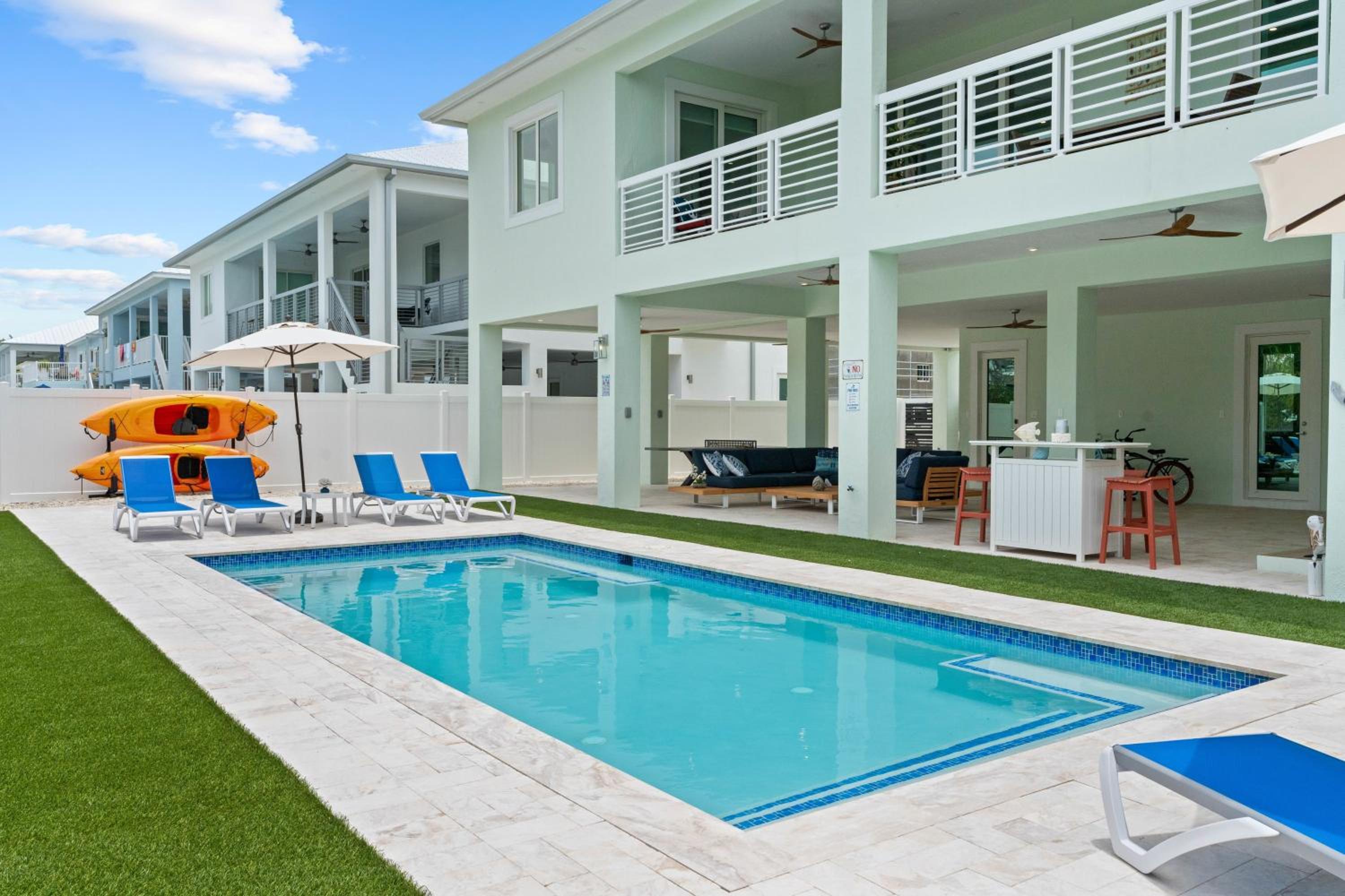 Emerald Oasis Deluxe Waterfront Gem, Heated Pool with Dock