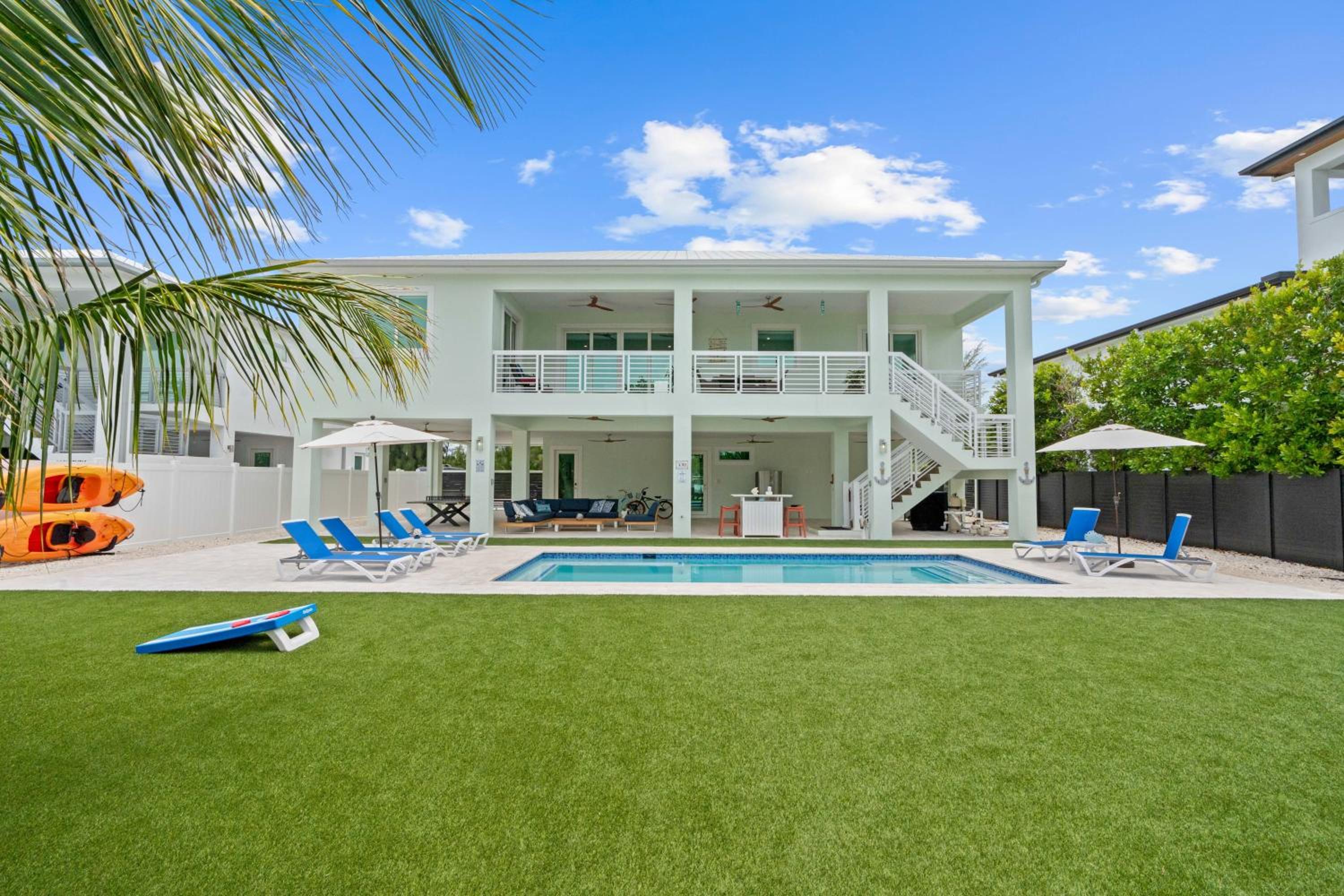 Emerald Oasis Deluxe Waterfront Gem, Heated Pool with Dock