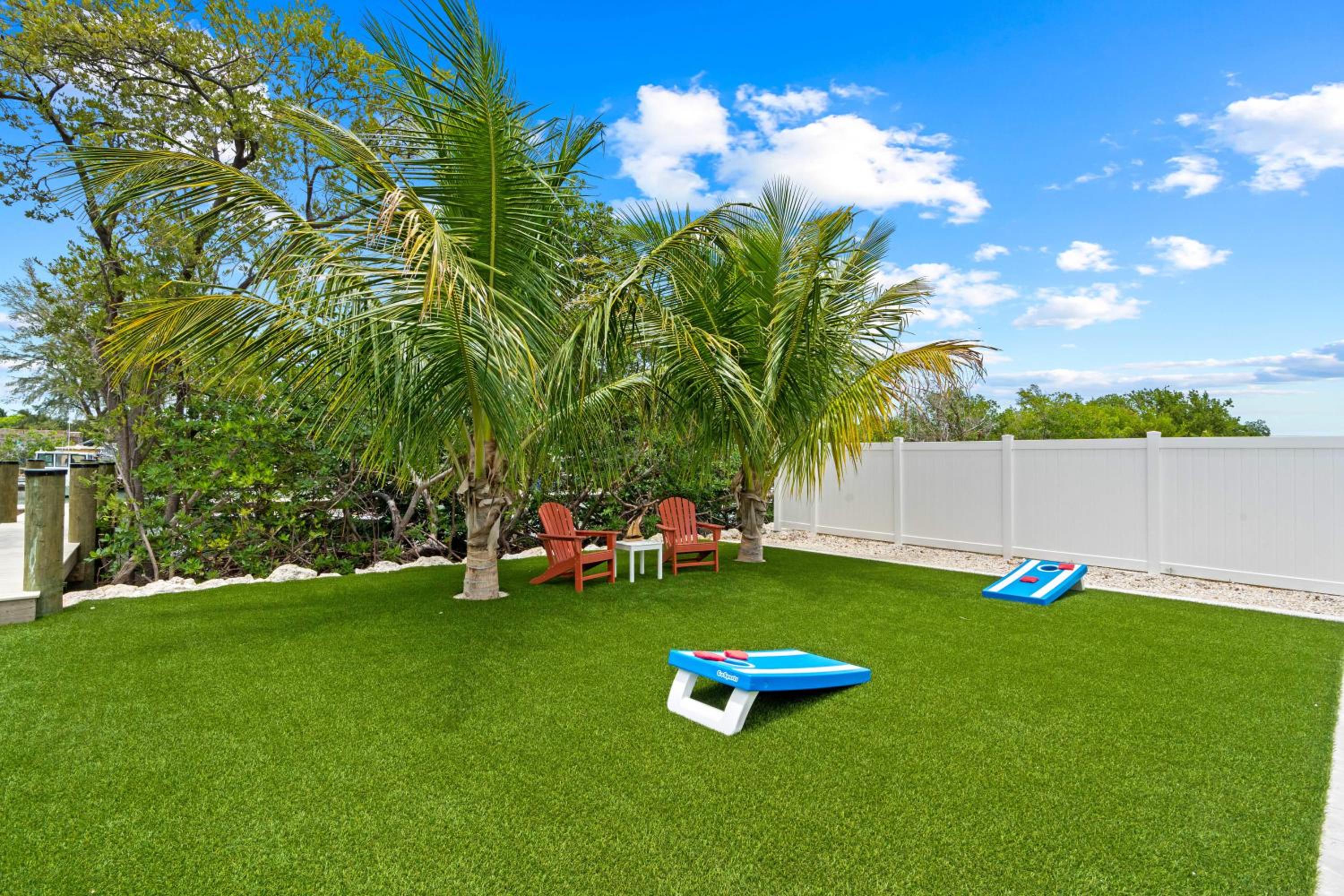 Emerald Oasis Deluxe Waterfront Gem, Heated Pool with Dock