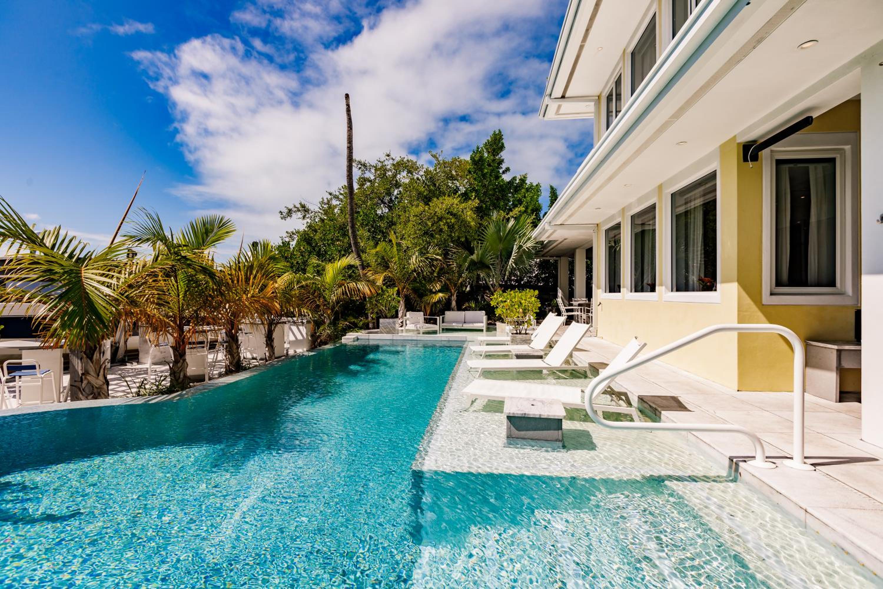 Luxury Villa-60 ft Pool-Jacuzzi-Endless Amenities- view 2