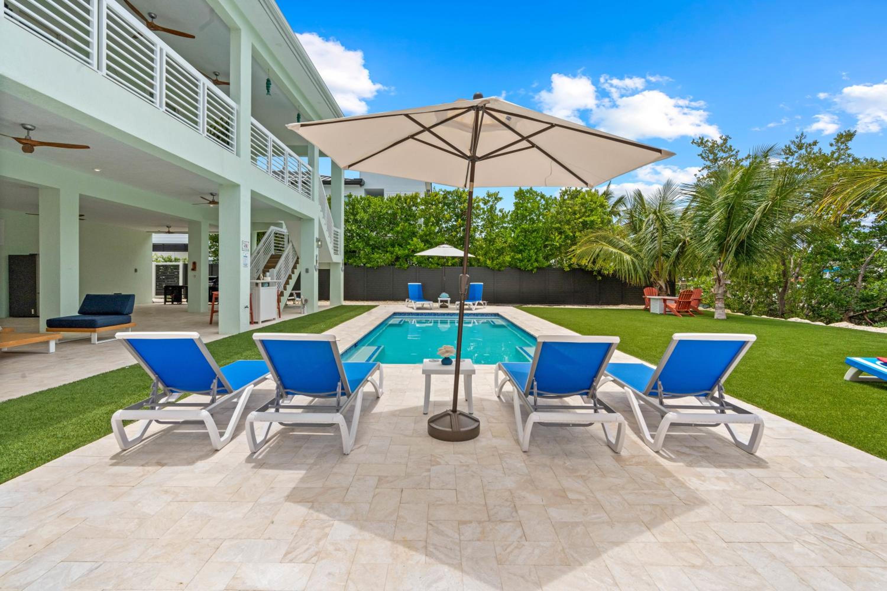 Emerald Oasis Deluxe Waterfront Gem, Heated Pool with Dock