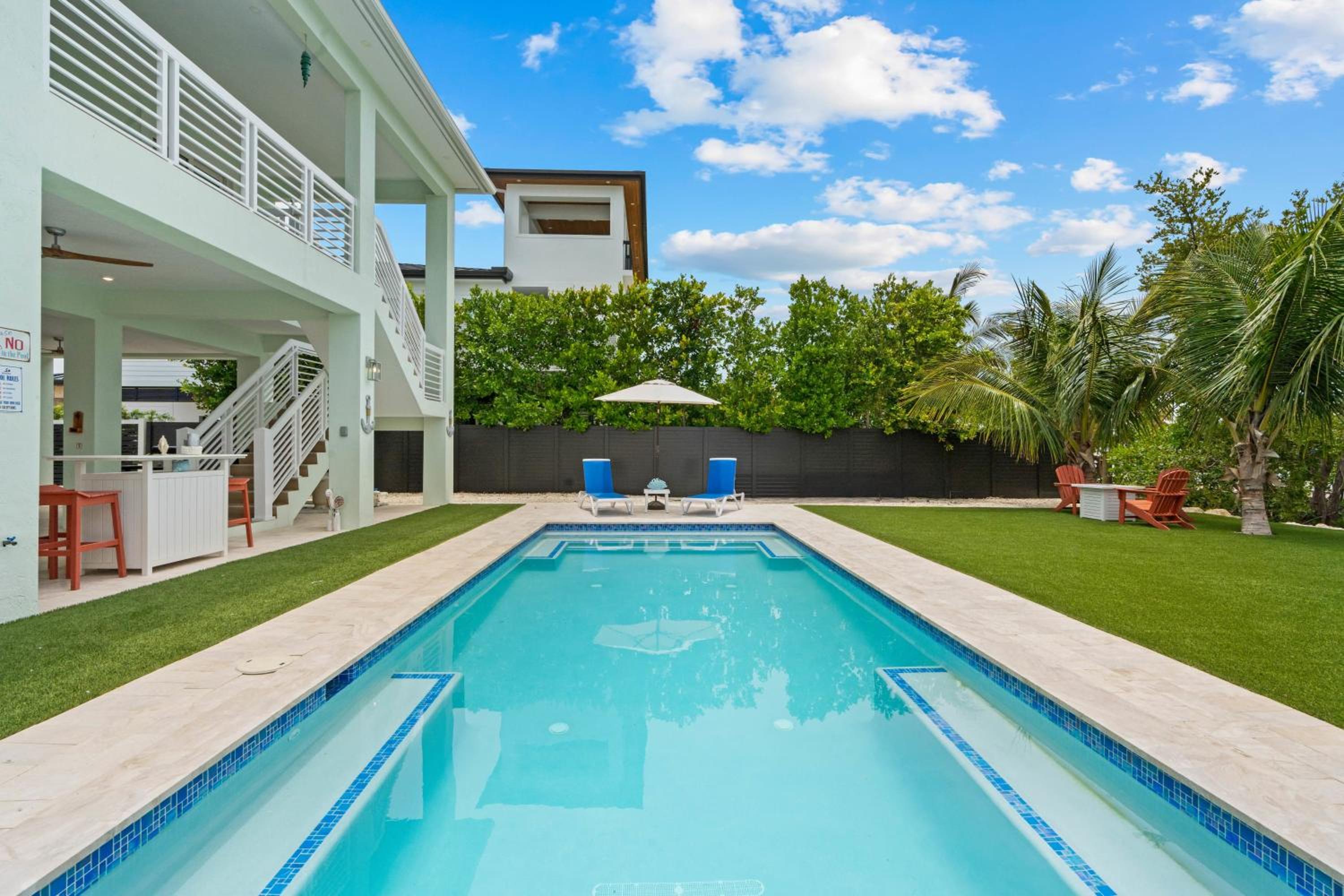 Emerald Oasis Deluxe Waterfront Gem, Heated Pool with Dock