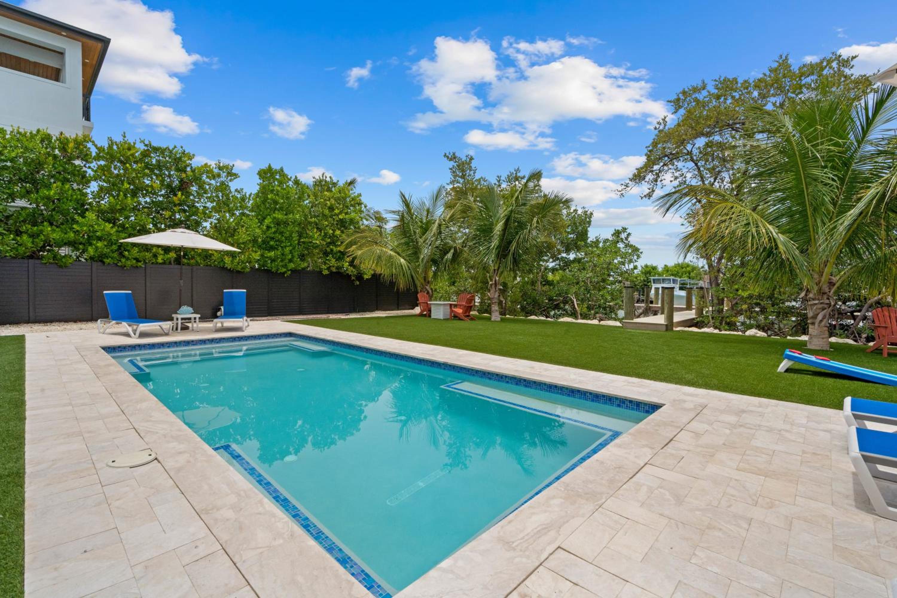Emerald Oasis Deluxe Waterfront Gem, Heated Pool with Dock