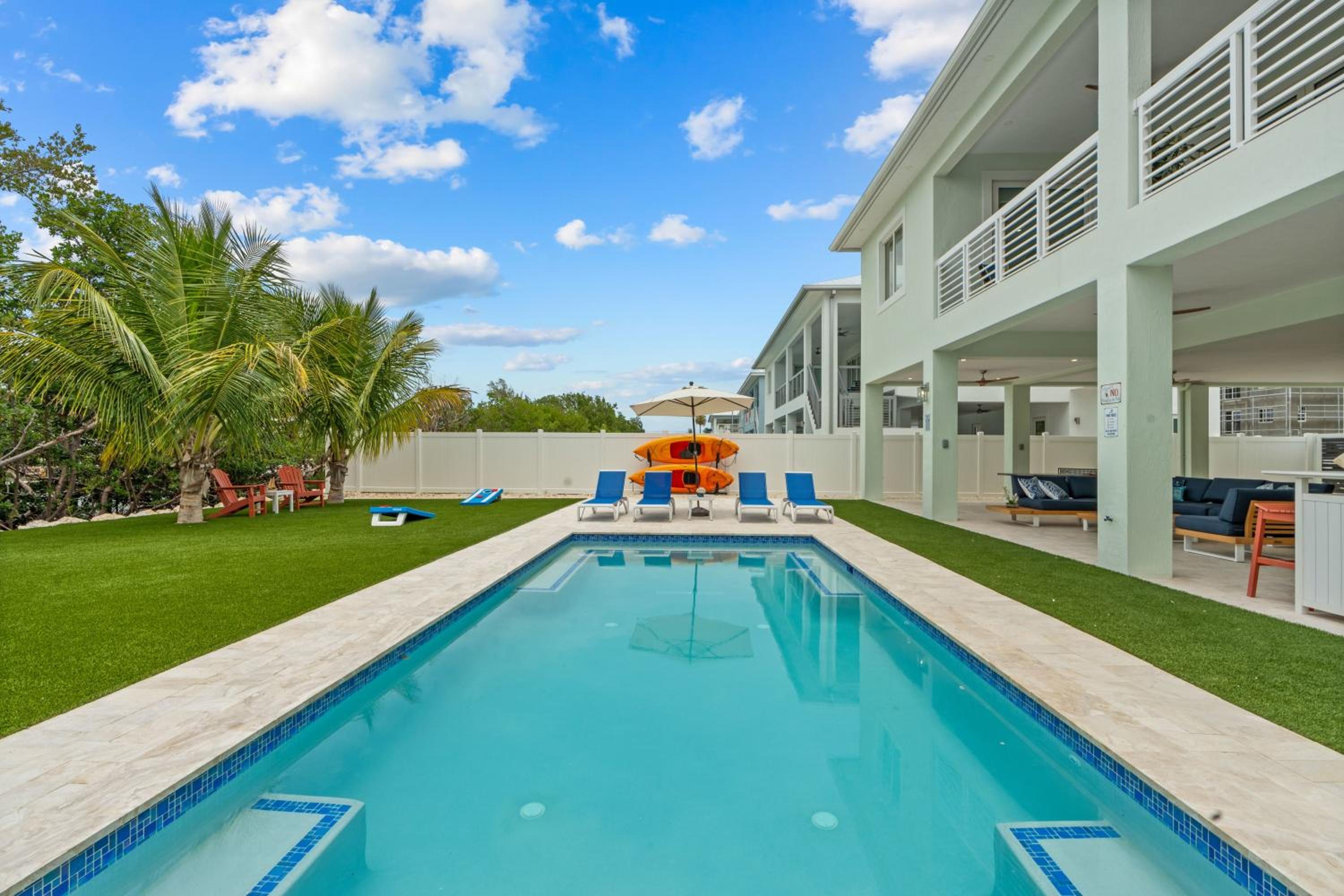 Emerald Oasis Deluxe Waterfront Gem, Heated Pool with Dock