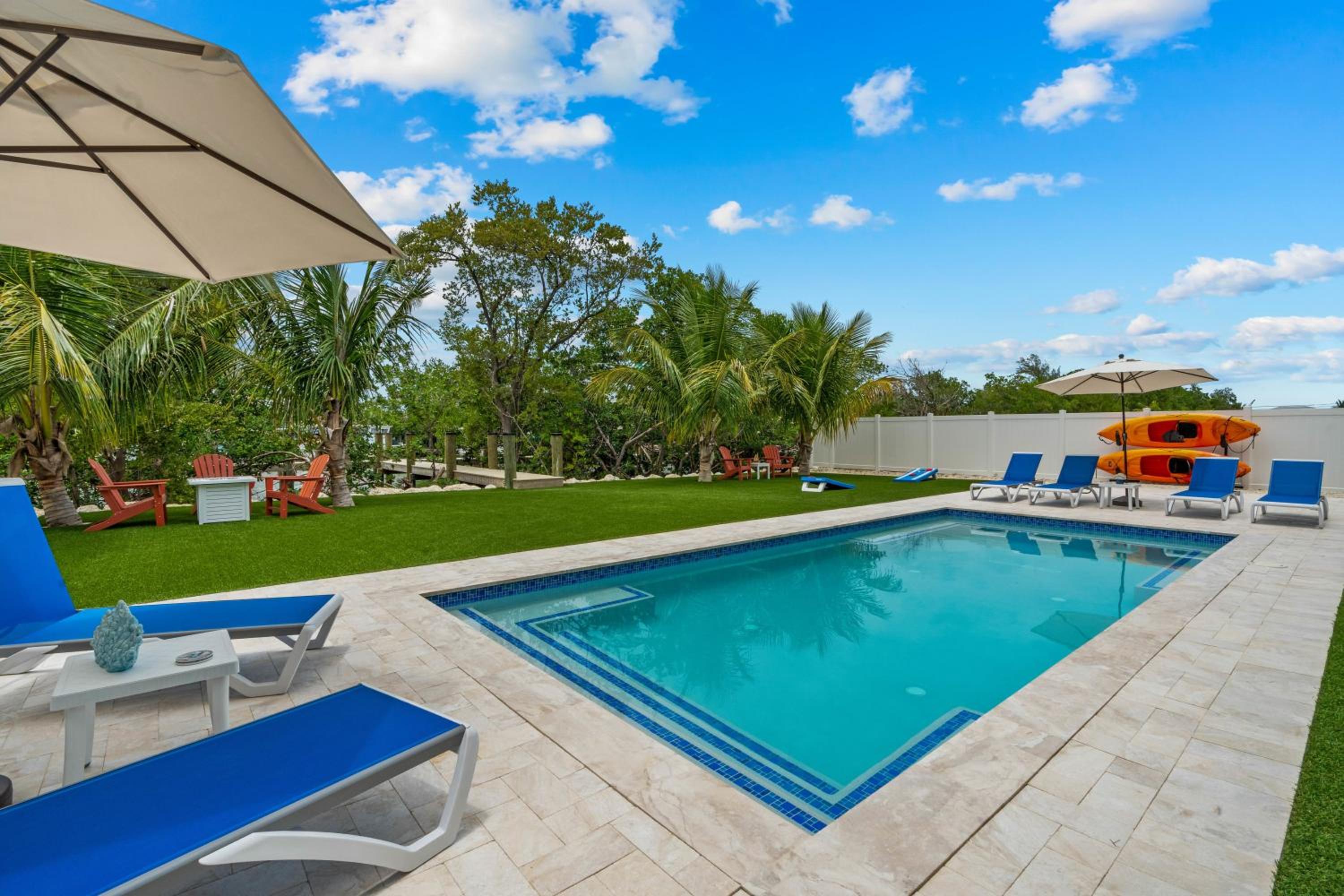 Emerald Oasis Deluxe Waterfront Gem, Heated Pool with Dock