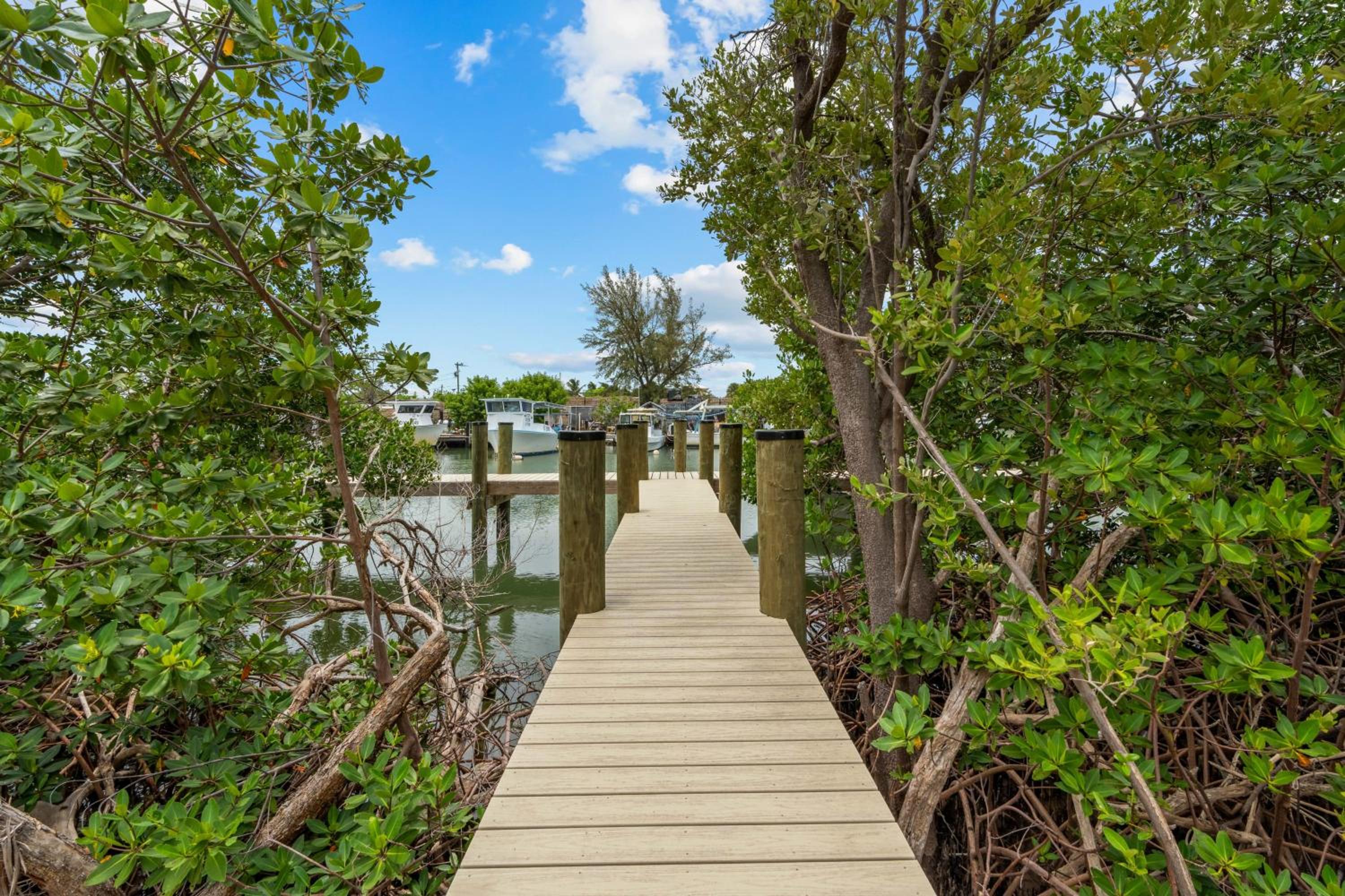 Emerald Oasis Deluxe Waterfront Gem, Heated Pool with Dock