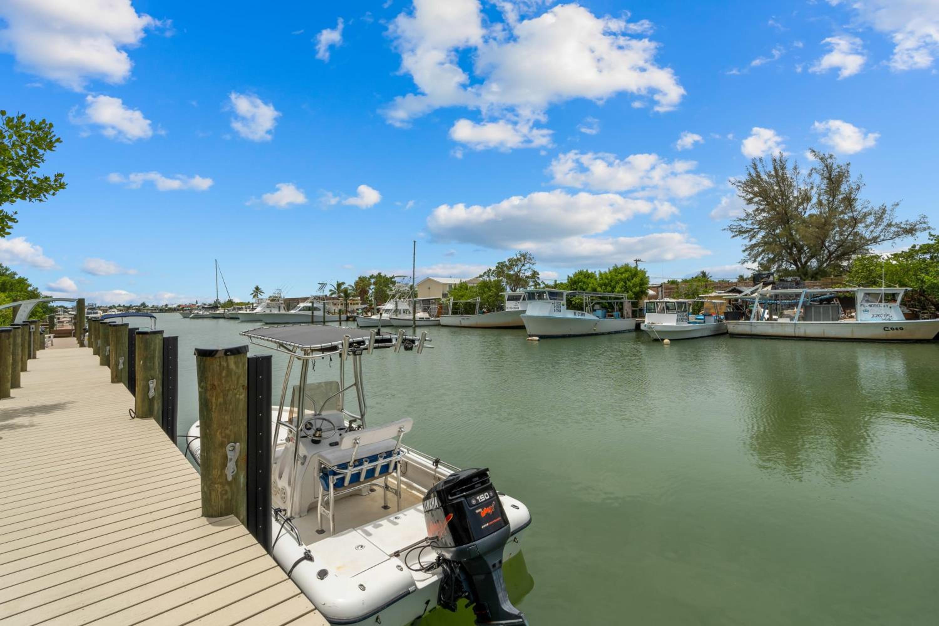 Emerald Oasis Deluxe Waterfront Gem, Heated Pool with Dock