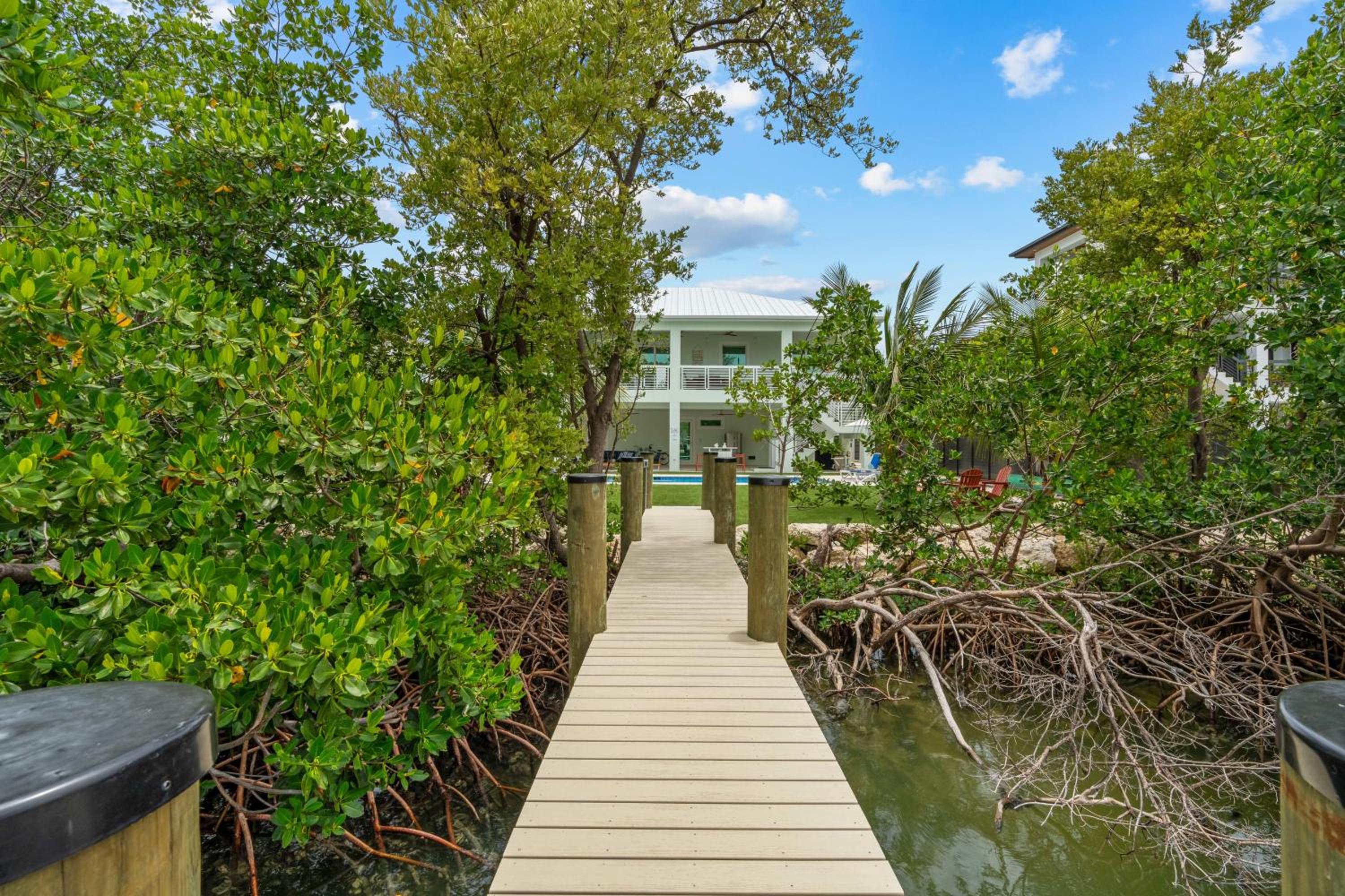 Emerald Oasis Deluxe Waterfront Gem, Heated Pool with Dock