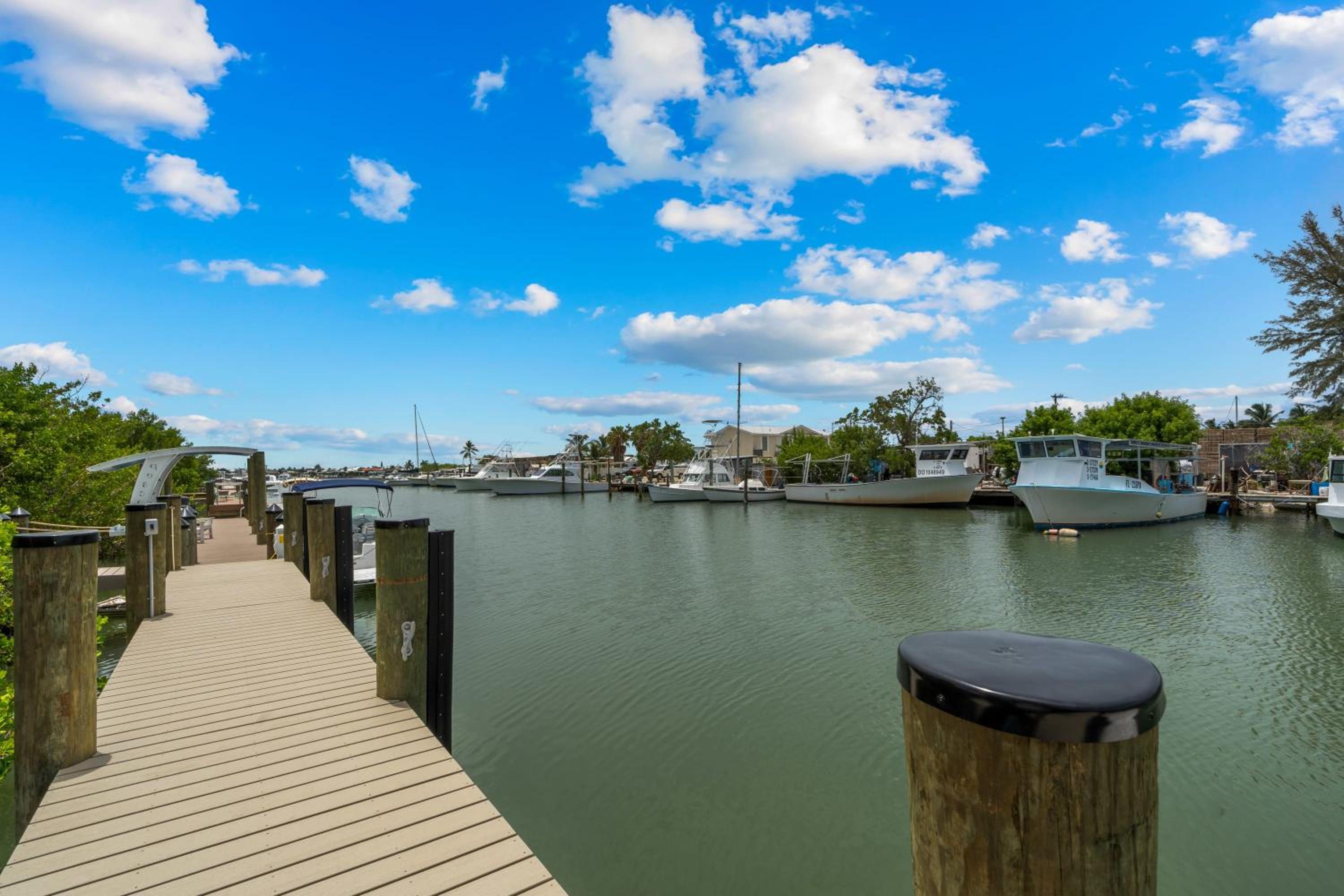 Emerald Oasis Deluxe Waterfront Gem, Heated Pool with Dock