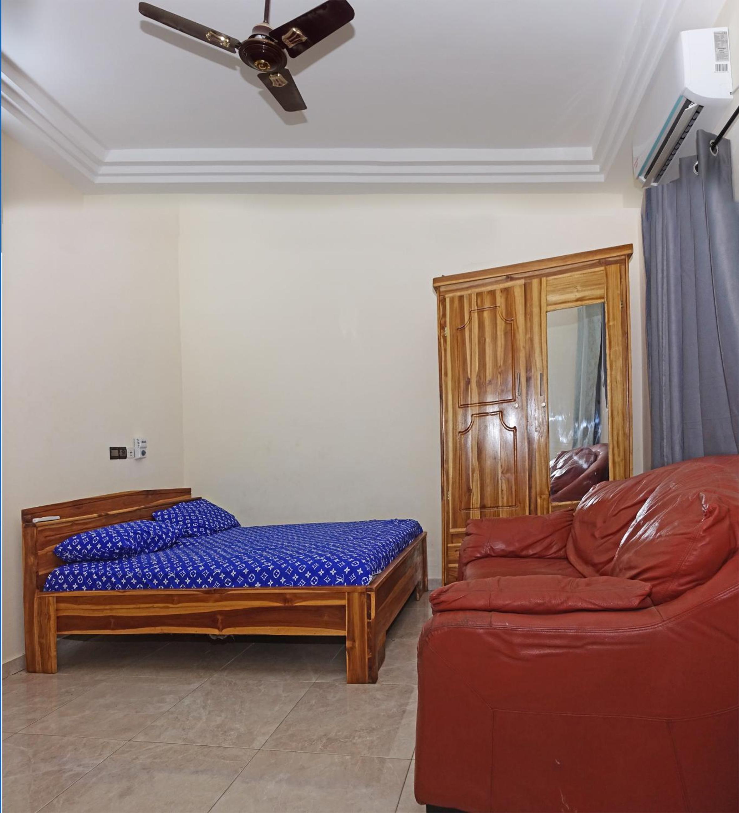 Apartment Sleeps 6 with Free Parking view 3
