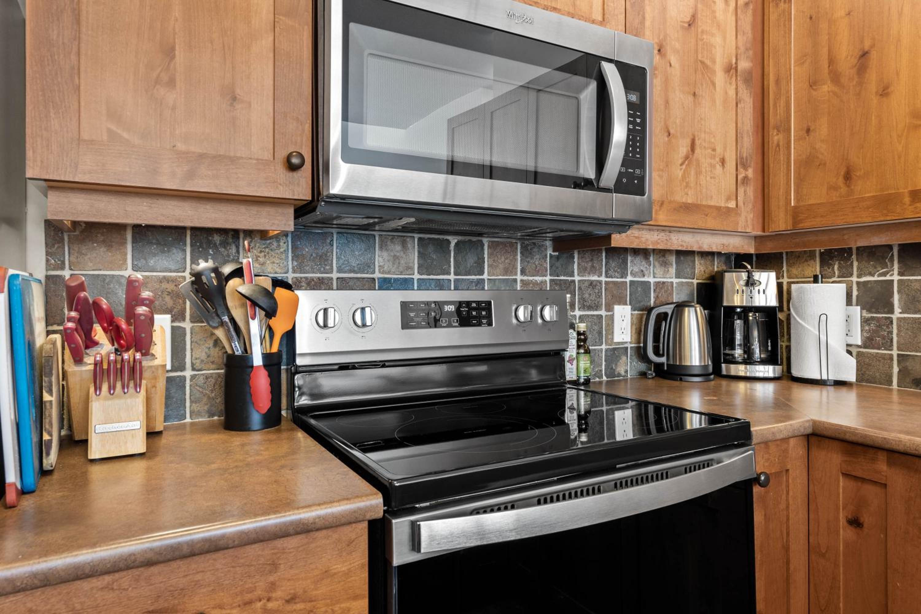 Settler's Crossing #56 ski-in ski-out condo with private hot tub
