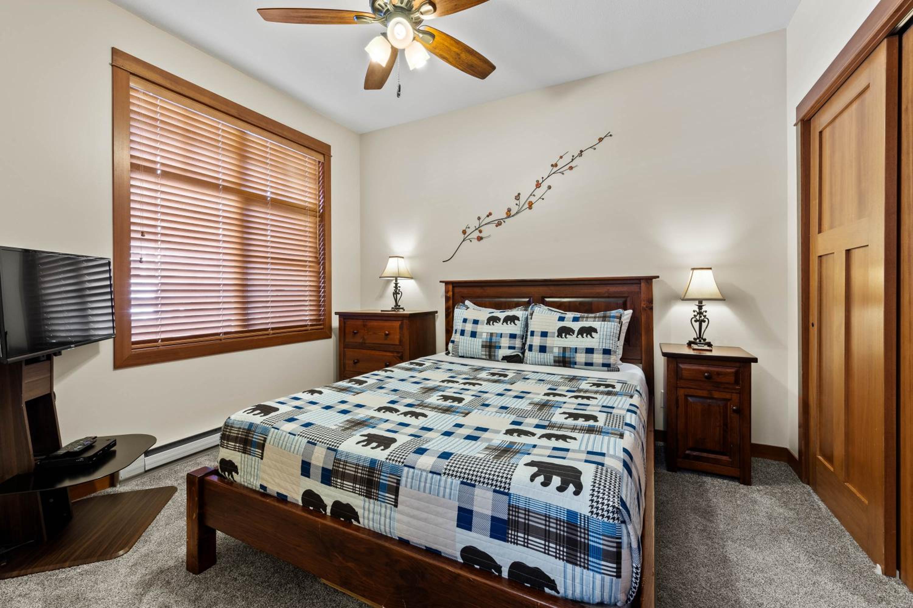 Settler's Crossing #56 ski-in ski-out condo with private hot tub