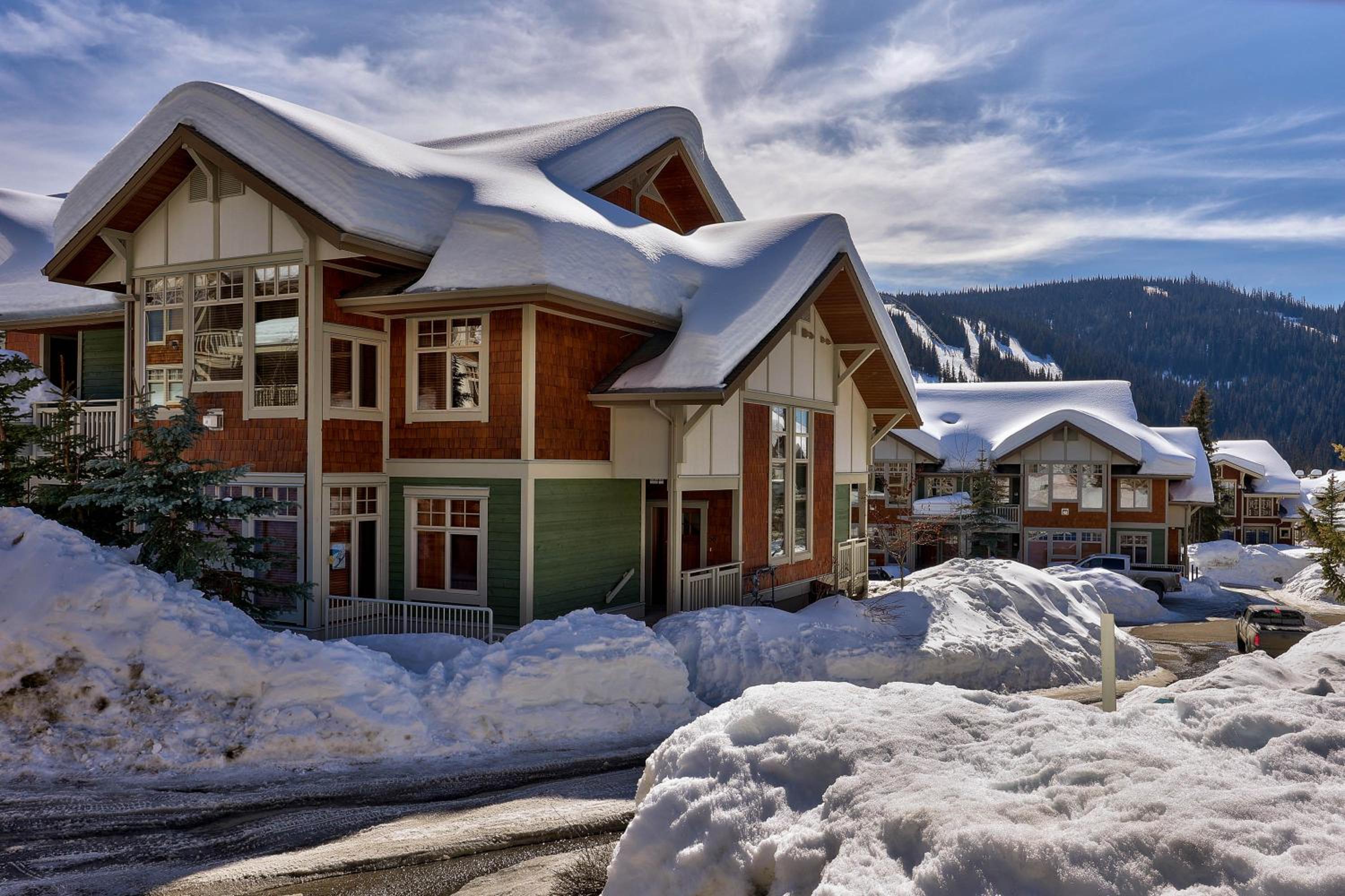 Settler's Crossing #56 ski-in ski-out condo with private hot tub