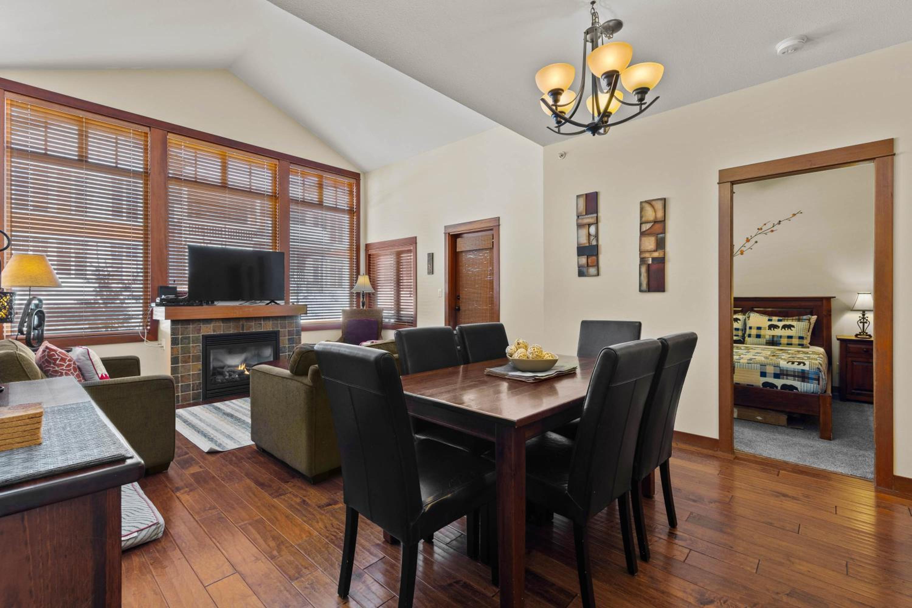 Hotel Settler's Crossing #56 ski-in ski-out condo with private hot tub - Image 1