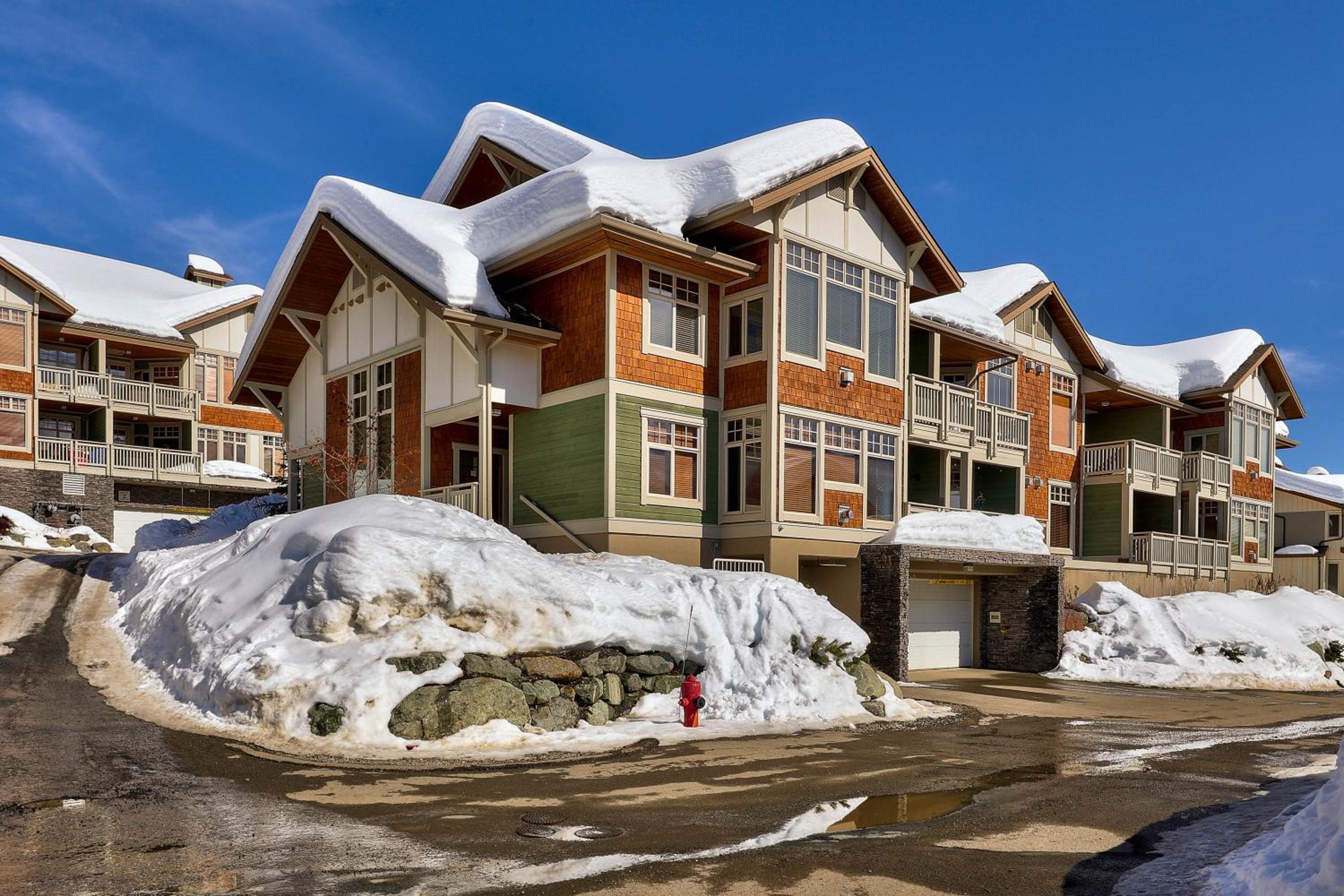 Settler's Crossing #56 ski-in ski-out condo with private hot tub