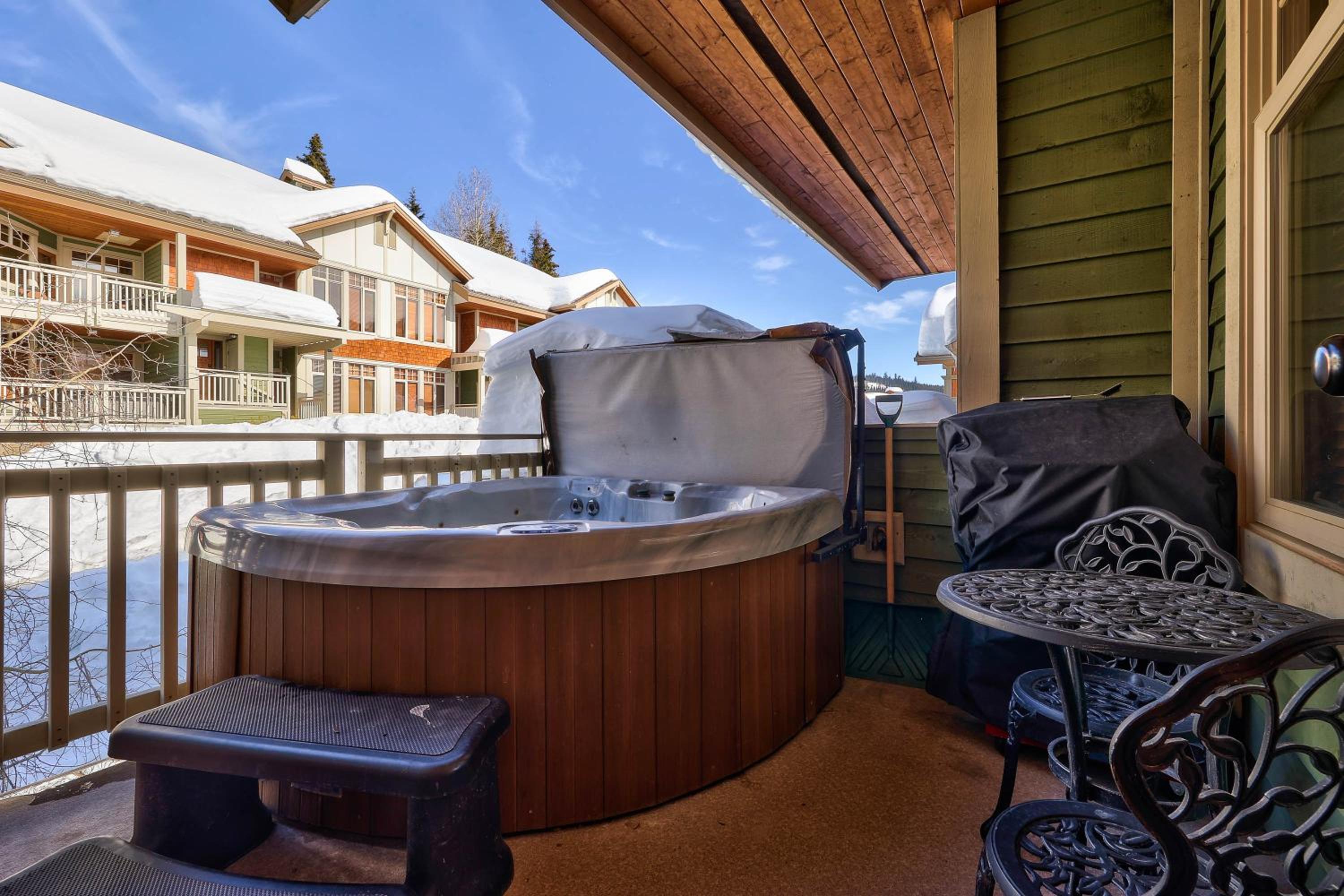 Settler's Crossing #56 ski-in ski-out condo with private hot tub