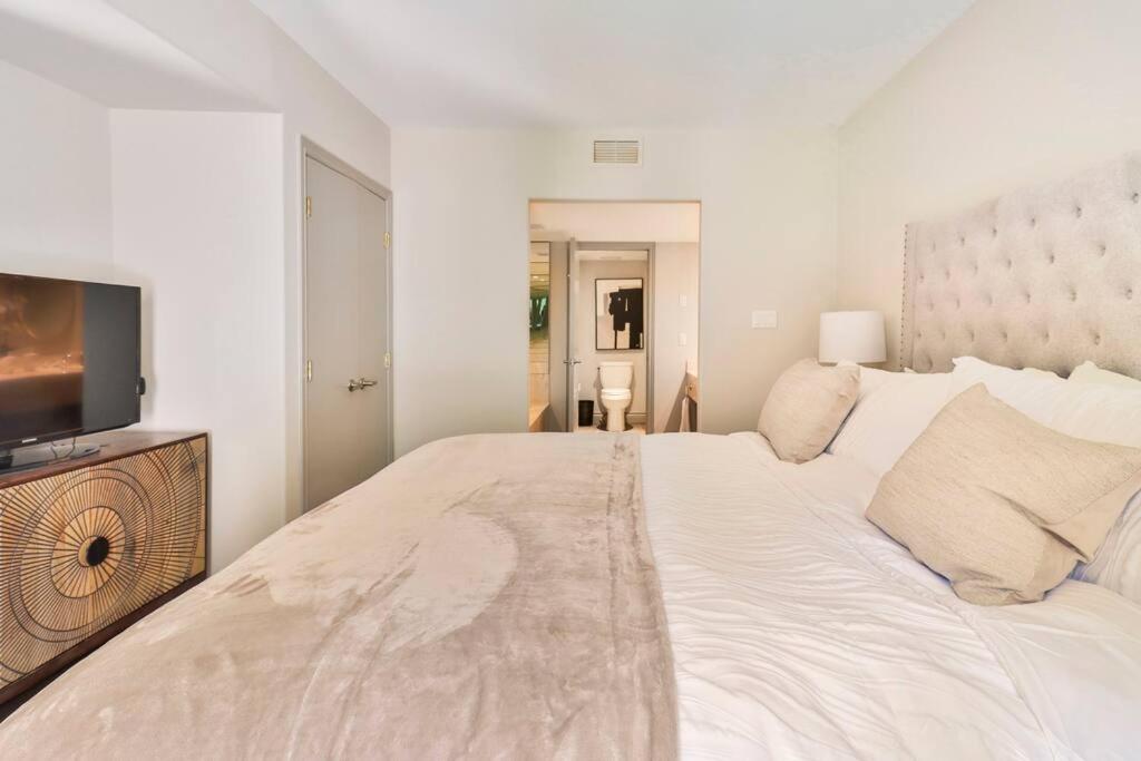 Resort Condo For 5, Ravine Backyard, Pool, WiFi