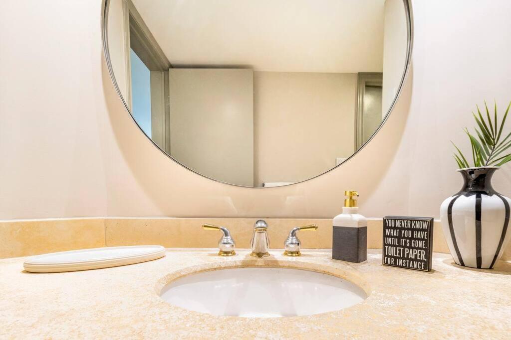 Resort Condo For 5, Ravine Backyard, Pool, WiFi