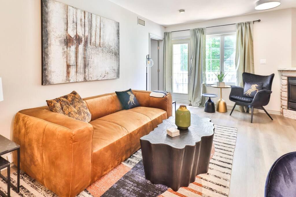 Resort Condo For 5, Ravine Backyard, Pool, WiFi