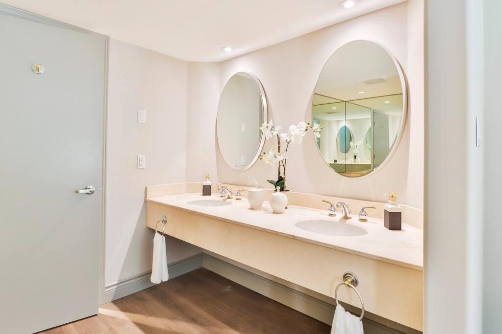 Resort Condo For 5, Ravine Backyard, Pool, WiFi