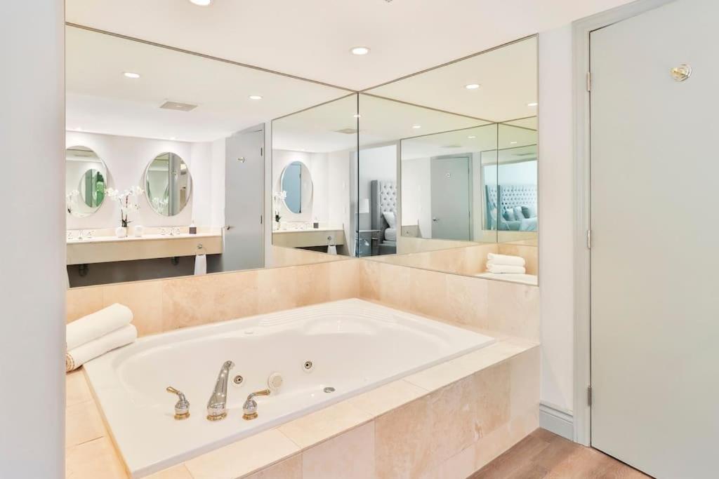 Resort Condo For 5, Ravine Backyard, Pool, WiFi