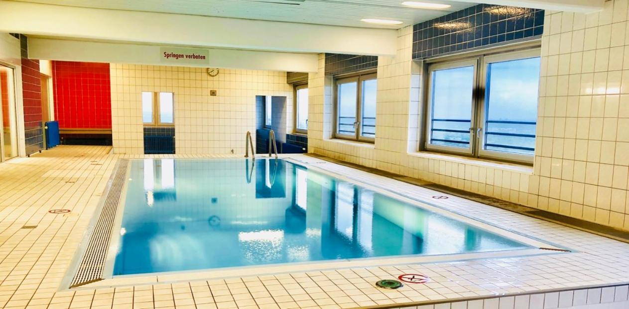 DOMspitzen-BLICK, cooles 2 Zimmer Apt mit Indoor-Swimmingpool auf dem Dach, Küche und Smart-TV