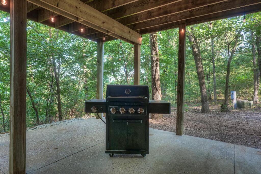 Rural 6 bedroom cabin - With a Hot Tub! view 3