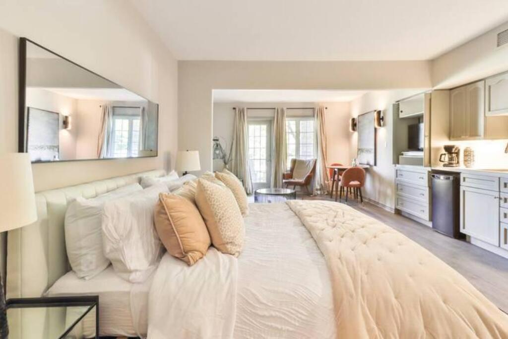 Pristine Suite with Access to Pool and Gym!
