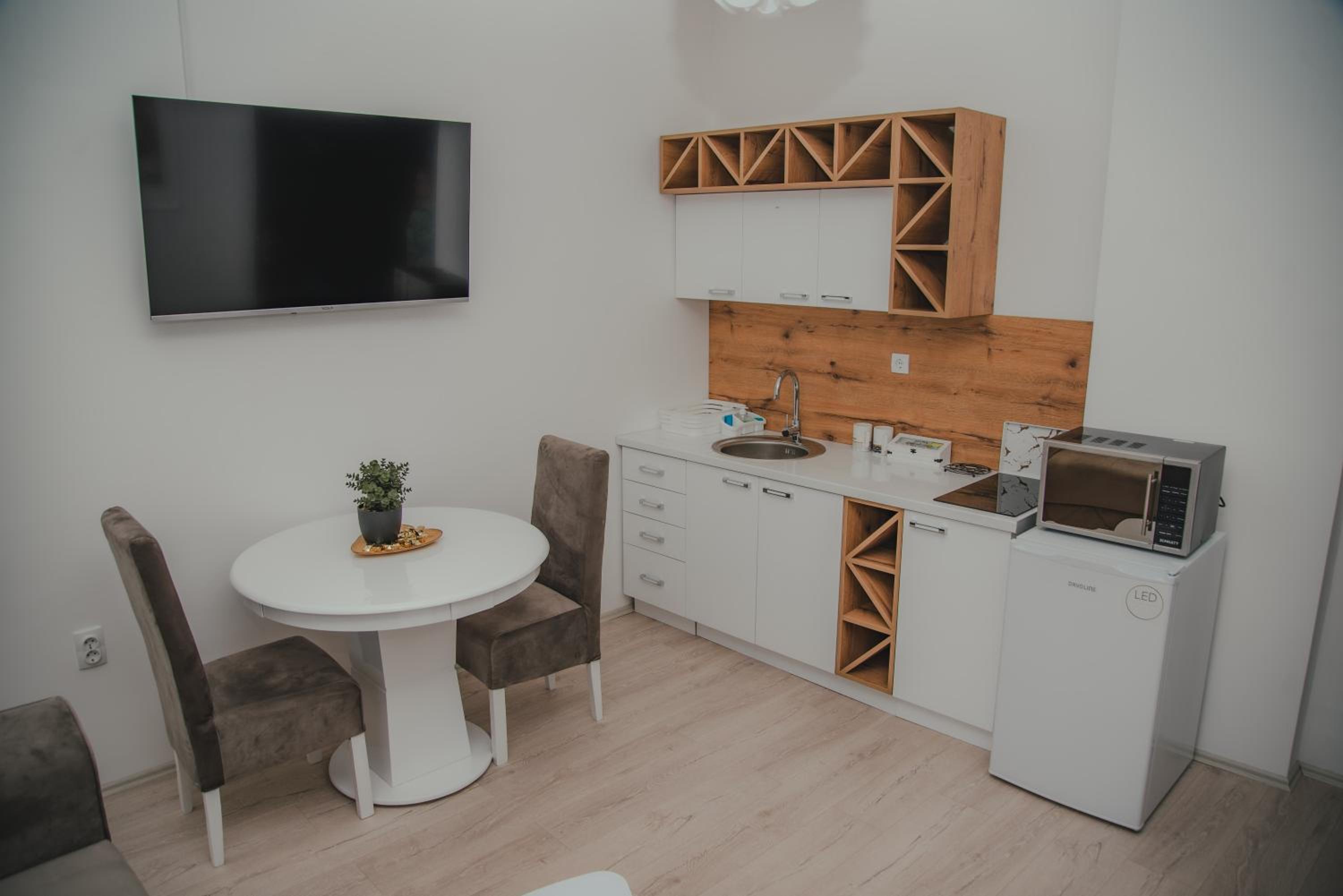 Jes Apartments