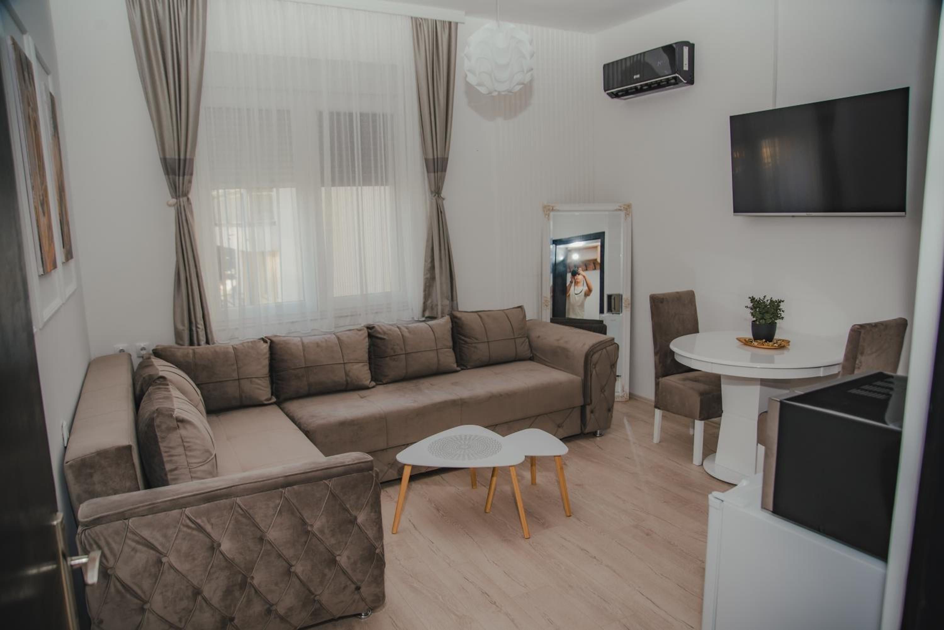 Jes Apartments