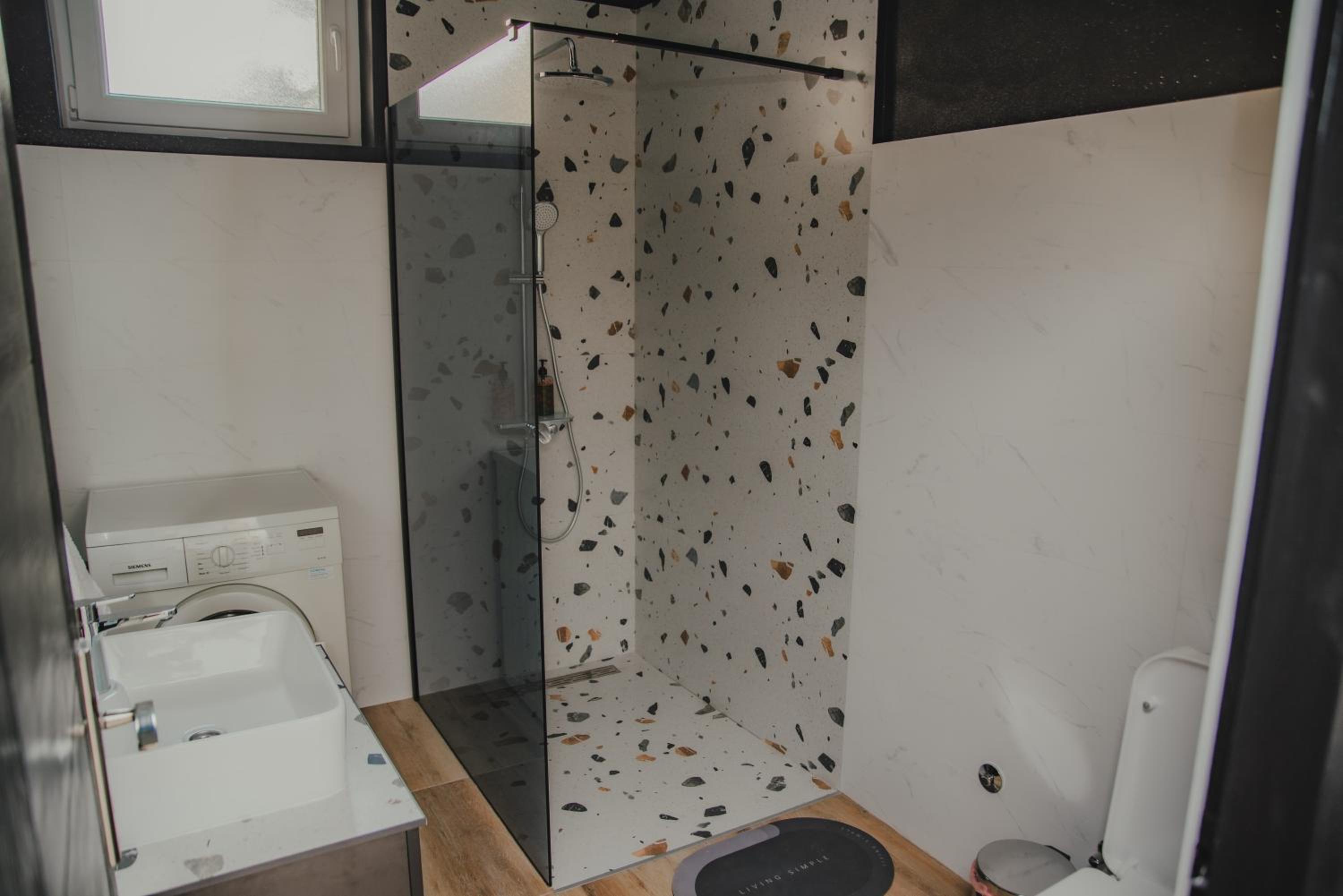 Jes Apartments