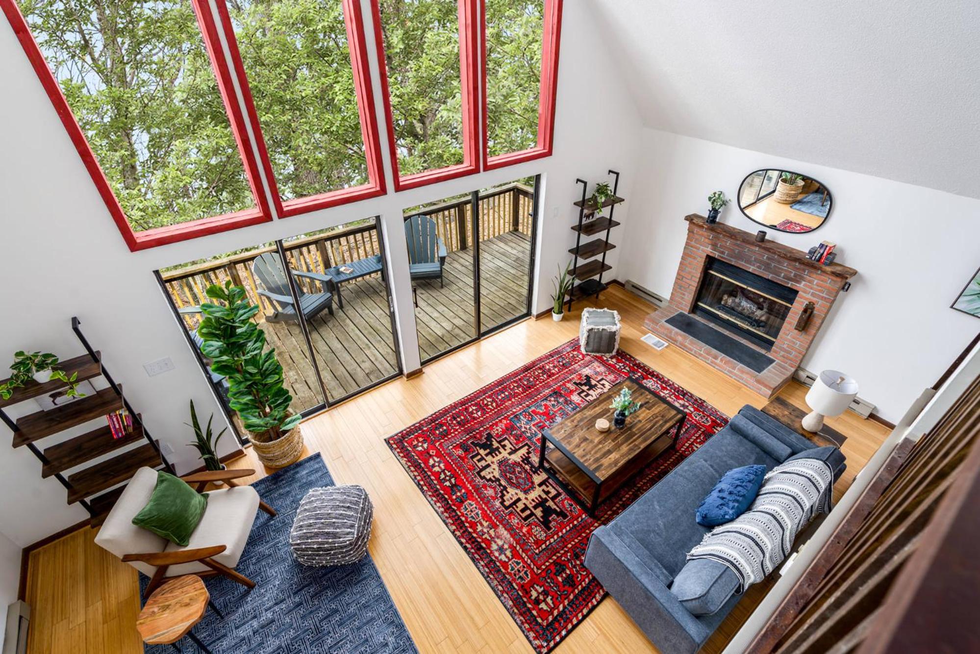Forest 2BR chalet w hot tub & backyard view 2