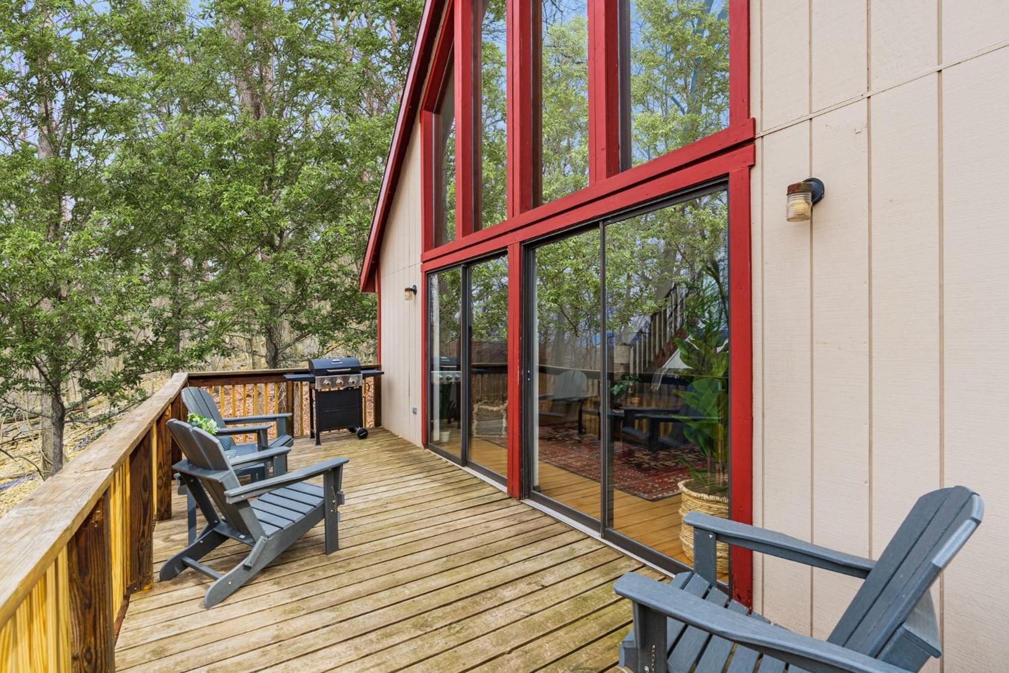 Forest 2BR chalet w hot tub & backyard view 3