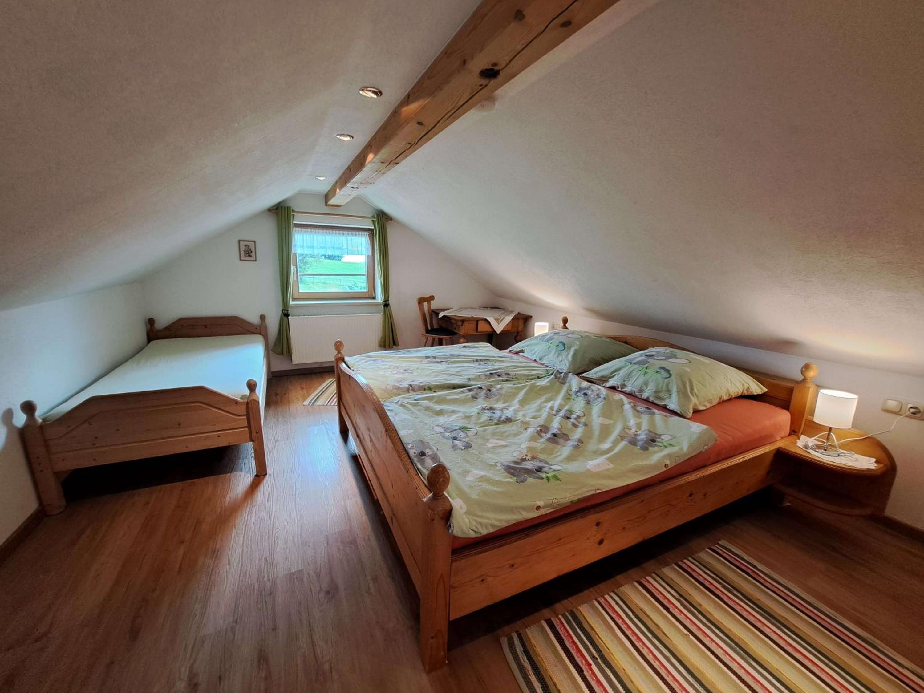 Ferienhof Eger - entspannter Urlaub mit Baby & Kleinkind - wahlweise top modern oder günstige Fewos - ruhig am Ende der Straße - Kälbchen füttern - Traktor