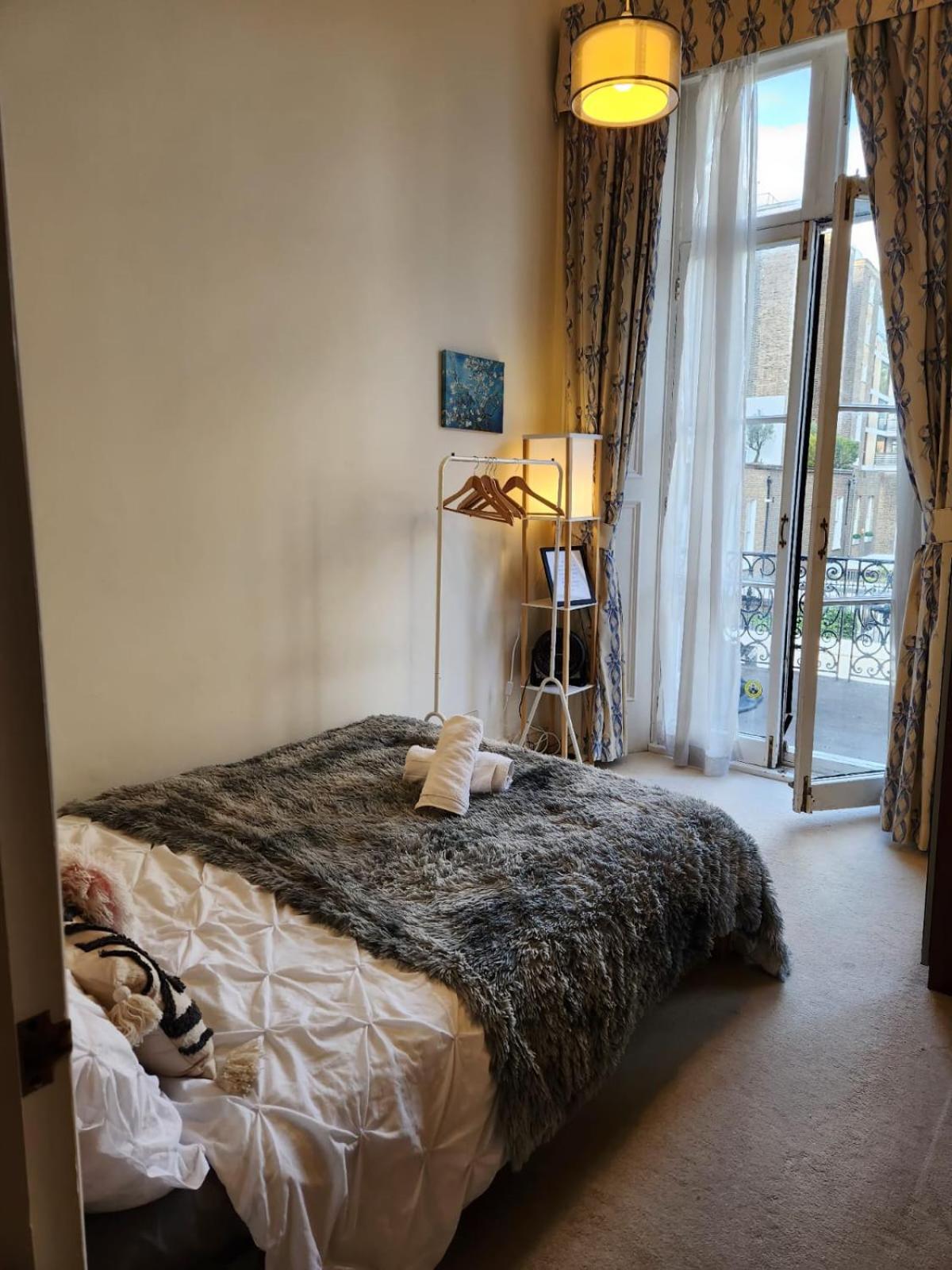 Cosy High-ceiling Victorian flat with balcony - 2mins to Hyde Park, Kensington Palace, NottingHill, High Street Kensington,2BR 2Baths