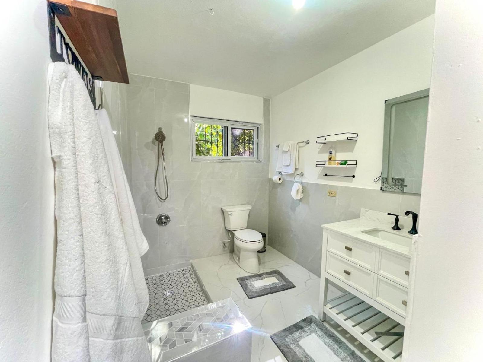 Serene Getaway-Newly renovated spacious 2 Bedrooms 2 Baths