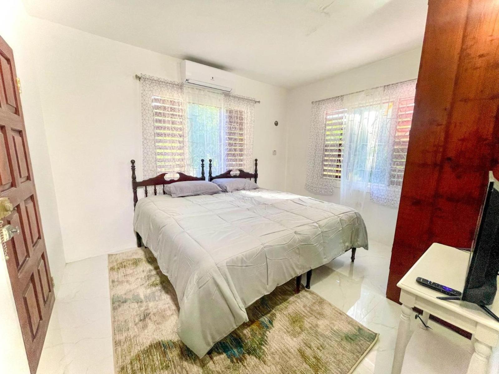 Serene Getaway-Newly renovated spacious 2 Bedrooms 2 Baths